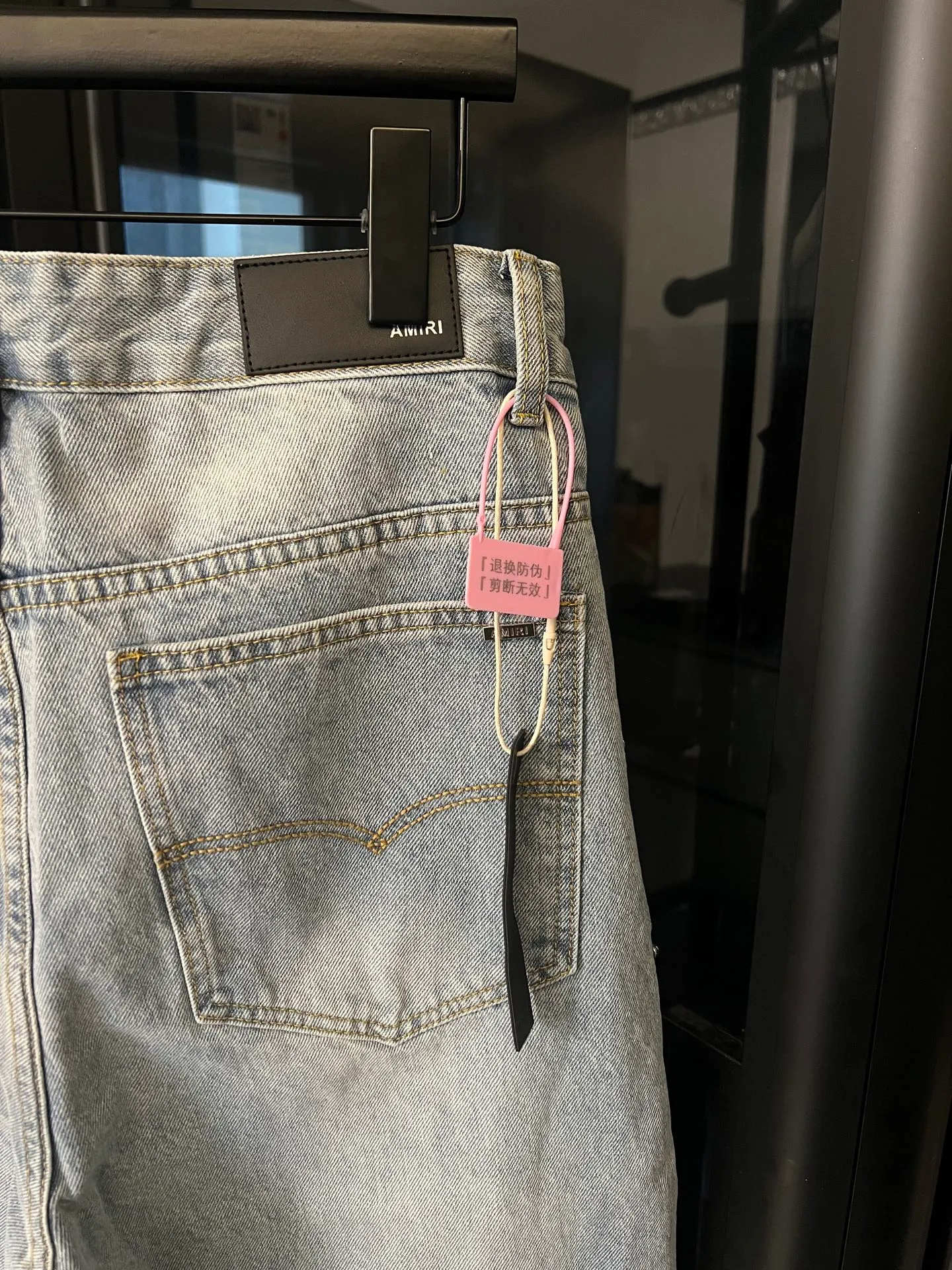 P230 [next day] AMIRI/Ami 25Ss high street jeans with side gemstones (blue). Light blue washed fabric + side gem embellishment, super recognizable! Loose straight fit, comfortable and fashionable, perfect for daily wear or street style. High-quality denim, wear-resistant and durable, and gemstone decoration enhances texture and visual impact. Pair it with a simple top and you can easily get a trendy look! Size: 28 30 32 34 (corresponds to s-xl) Detailed sizes can be found in Figure 9