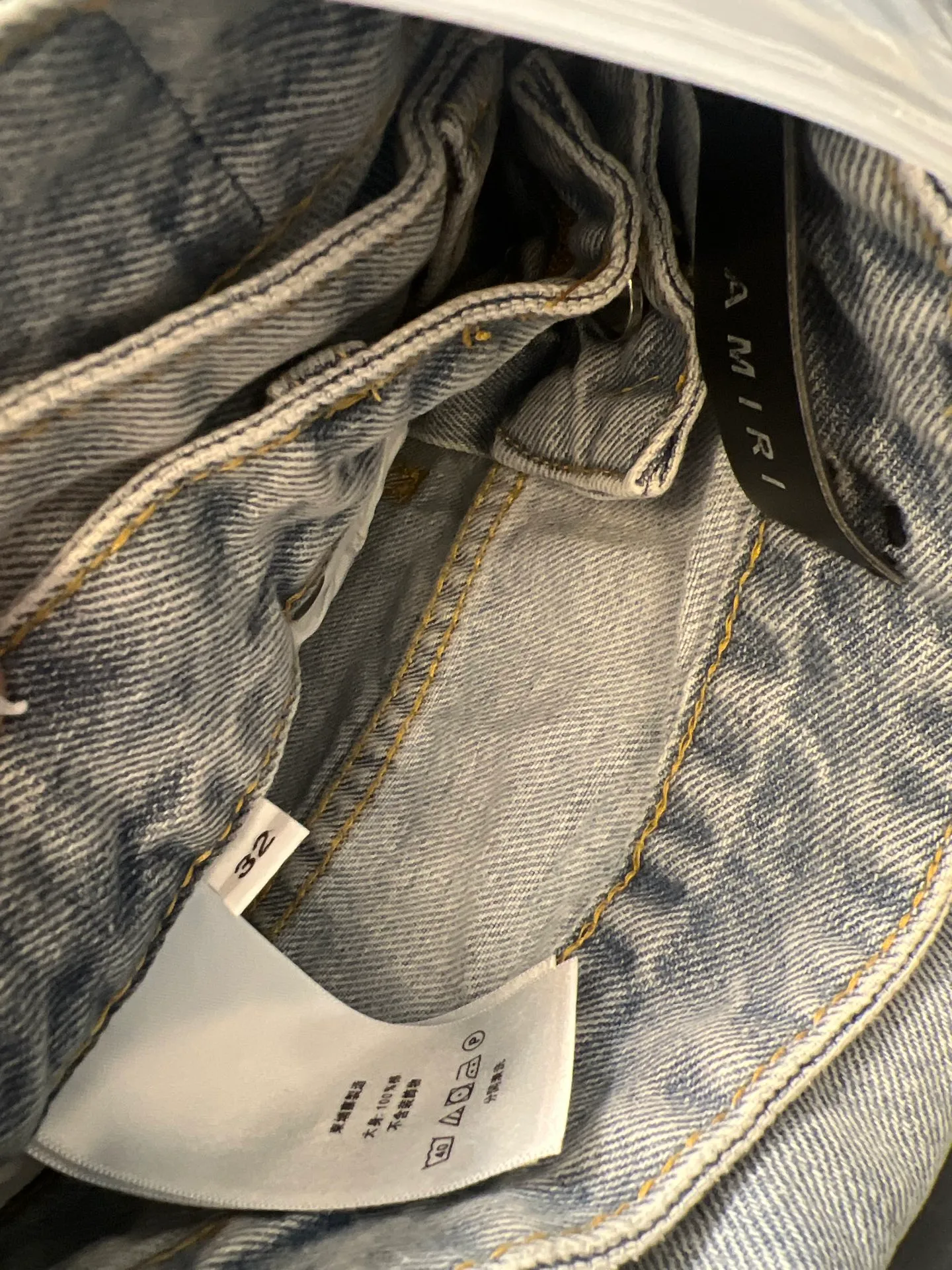 P230 [next day] AMIRI/Ami 25Ss high street jeans with side gemstones (blue). Light blue washed fabric + side gem embellishment, super recognizable! Loose straight fit, comfortable and fashionable, perfect for daily wear or street style. High-quality denim, wear-resistant and durable, and gemstone decoration enhances texture and visual impact. Pair it with a simple top and you can easily get a trendy look! Size: 28 30 32 34 (corresponds to s-xl) Detailed sizes can be found in Figure 9