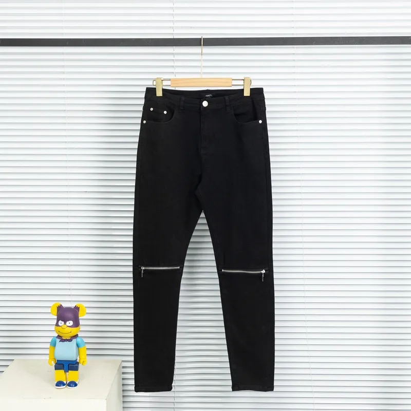 P240 Style No.: [B867] Heavy-duty AMIRI MX1 zippered high street jeans, slim fit, stretchy washed knife-cut trousers, FOG high street men's trendy AMIRI black patchwork jeans Color: black Size: 28-30-32-34-36 (s-xxl) amiri is transliterated as Emil, which is the name of the founder. Mike Amiri, the founder of amiri, grew up in Los Angeles, USA, and was influenced by local street culture and Punk Rock since he was a child. Due to his influence, he founded the amiri brand named after himself. A variety of trendy clothing meets the needs of different fashion players. Amiri clothing has novel and unique styles and is a well-known street brand in the United States. The styles and styles of many clothes are loved by many street photographers. The various clothing styles meet the dressing needs of different people, show their unique temperament, and show the trend of dressing. amiri's jeans are relatively famous. Not only do they have many styles, but the quality of the jeans is also very good. Many celebrities have also worn amiri brand jeans.  The jeans of the amiri brand break through the production process and cutting of the original jeans. The fabrics are relatively soft and comfortable, and are not as hard as some jeans, which can irritate the skin and cause the skin to bleed when worn. Los Angeles trendy brand Amiri's jeans are made with great detail from tailoring to texture, adding wrinkles, bullet holes, damage and other details to add to the trendiness of the jeans. You can choose the style that suits you according to your own needs. Only when you wear a suitable style can you have a certain sense of fashion.  In recent years, high street has become a word that appears more and more frequently in men's clothing, and high street style has become an important direction for everyone's matching. High street-related items basically cannot avoid oversize or drop-shoulder tops, and the lower body is matched with trackpants or tight-fitting saboteurs. Among them, in my opinion, the most representative one may be saboteur. What I bring to you today is the MX1 zipper worn by many Internet celebrities in Xiaohongshu. It is operated by Ningbo washing factory. Front and back. The trouser legs have a beautiful fading color. Full of high-end feel. Knee part damage design with leather patchwork design. Already used as facade design. Leather waist nameplate. Customized crotch placket hardware. Engraving molding. The focus of this style is not on washing, but on the shape and version of the damage. The secret lies in the craftsmanship of the master. Later, the cost of fraying, horse cutting, knife cutting, etc. These hand-made products are far beyond comparison with assembly line products.