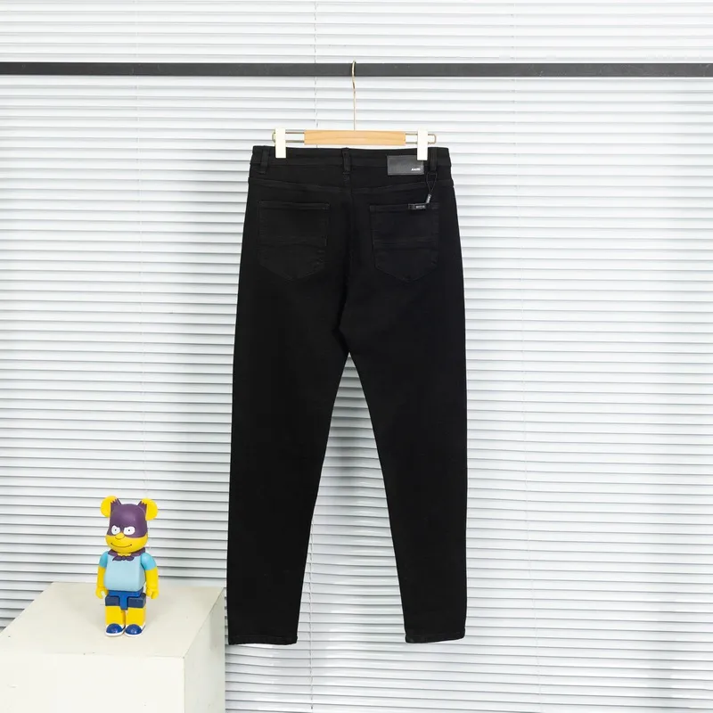 P240 Style No.: [B867] Heavy-duty AMIRI MX1 zippered high street jeans, slim fit, stretchy washed knife-cut trousers, FOG high street men's trendy AMIRI black patchwork jeans Color: black Size: 28-30-32-34-36 (s-xxl) amiri is transliterated as Emil, which is the name of the founder. Mike Amiri, the founder of amiri, grew up in Los Angeles, USA, and was influenced by local street culture and Punk Rock since he was a child. Due to his influence, he founded the amiri brand named after himself. A variety of trendy clothing meets the needs of different fashion players. Amiri clothing has novel and unique styles and is a well-known street brand in the United States. The styles and styles of many clothes are loved by many street photographers. The various clothing styles meet the dressing needs of different people, show their unique temperament, and show the trend of dressing. amiri's jeans are relatively famous. Not only do they have many styles, but the quality of the jeans is also very good. Many celebrities have also worn amiri brand jeans.  The jeans of the amiri brand break through the production process and cutting of the original jeans. The fabrics are relatively soft and comfortable, and are not as hard as some jeans, which can irritate the skin and cause the skin to bleed when worn. Los Angeles trendy brand Amiri's jeans are made with great detail from tailoring to texture, adding wrinkles, bullet holes, damage and other details to add to the trendiness of the jeans. You can choose the style that suits you according to your own needs. Only when you wear a suitable style can you have a certain sense of fashion.  In recent years, high street has become a word that appears more and more frequently in men's clothing, and high street style has become an important direction for everyone's matching. High street-related items basically cannot avoid oversize or drop-shoulder tops, and the lower body is matched with trackpants or tight-fitting saboteurs. Among them, in my opinion, the most representative one may be saboteur. What I bring to you today is the MX1 zipper worn by many Internet celebrities in Xiaohongshu. It is operated by Ningbo washing factory. Front and back. The trouser legs have a beautiful fading color. Full of high-end feel. Knee part damage design with leather patchwork design. Already used as facade design. Leather waist nameplate. Customized crotch placket hardware. Engraving molding. The focus of this style is not on washing, but on the shape and version of the damage. The secret lies in the craftsmanship of the master. Later, the cost of fraying, horse cutting, knife cutting, etc. These hand-made products are far beyond comparison with assembly line products.