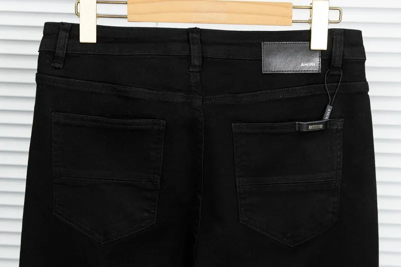 P240 Style No.: [B867] Heavy-duty AMIRI MX1 zippered high street jeans, slim fit, stretchy washed knife-cut trousers, FOG high street men's trendy AMIRI black patchwork jeans Color: black Size: 28-30-32-34-36 (s-xxl) amiri is transliterated as Emil, which is the name of the founder. Mike Amiri, the founder of amiri, grew up in Los Angeles, USA, and was influenced by local street culture and Punk Rock since he was a child. Due to his influence, he founded the amiri brand named after himself. A variety of trendy clothing meets the needs of different fashion players. Amiri clothing has novel and unique styles and is a well-known street brand in the United States. The styles and styles of many clothes are loved by many street photographers. The various clothing styles meet the dressing needs of different people, show their unique temperament, and show the trend of dressing. amiri's jeans are relatively famous. Not only do they have many styles, but the quality of the jeans is also very good. Many celebrities have also worn amiri brand jeans.  The jeans of the amiri brand break through the production process and cutting of the original jeans. The fabrics are relatively soft and comfortable, and are not as hard as some jeans, which can irritate the skin and cause the skin to bleed when worn. Los Angeles trendy brand Amiri's jeans are made with great detail from tailoring to texture, adding wrinkles, bullet holes, damage and other details to add to the trendiness of the jeans. You can choose the style that suits you according to your own needs. Only when you wear a suitable style can you have a certain sense of fashion.  In recent years, high street has become a word that appears more and more frequently in men's clothing, and high street style has become an important direction for everyone's matching. High street-related items basically cannot avoid oversize or drop-shoulder tops, and the lower body is matched with trackpants or tight-fitting saboteurs. Among them, in my opinion, the most representative one may be saboteur. What I bring to you today is the MX1 zipper worn by many Internet celebrities in Xiaohongshu. It is operated by Ningbo washing factory. Front and back. The trouser legs have a beautiful fading color. Full of high-end feel. Knee part damage design with leather patchwork design. Already used as facade design. Leather waist nameplate. Customized crotch placket hardware. Engraving molding. The focus of this style is not on washing, but on the shape and version of the damage. The secret lies in the craftsmanship of the master. Later, the cost of fraying, horse cutting, knife cutting, etc. These hand-made products are far beyond comparison with assembly line products.