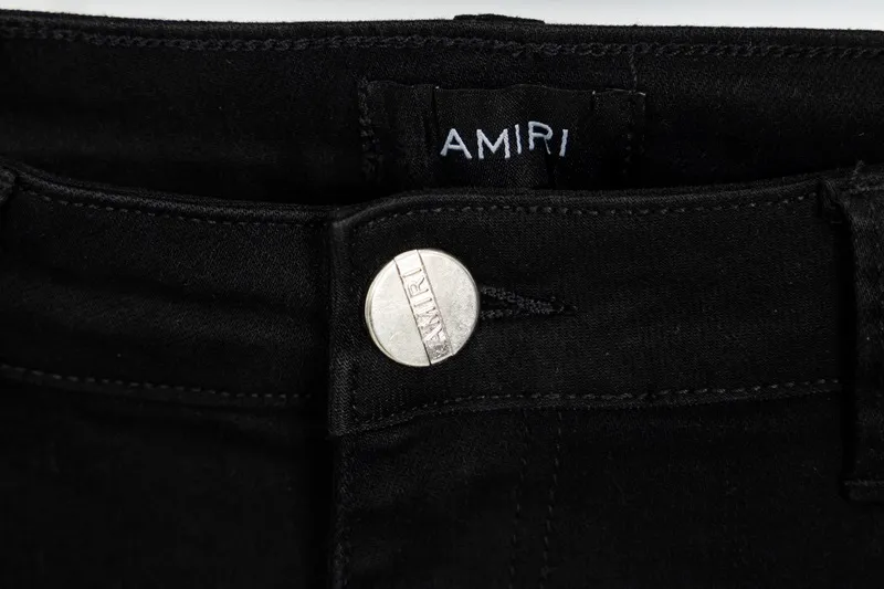 P240 Style No.: [B867] Heavy-duty AMIRI MX1 zippered high street jeans, slim fit, stretchy washed knife-cut trousers, FOG high street men's trendy AMIRI black patchwork jeans Color: black Size: 28-30-32-34-36 (s-xxl) amiri is transliterated as Emil, which is the name of the founder. Mike Amiri, the founder of amiri, grew up in Los Angeles, USA, and was influenced by local street culture and Punk Rock since he was a child. Due to his influence, he founded the amiri brand named after himself. A variety of trendy clothing meets the needs of different fashion players. Amiri clothing has novel and unique styles and is a well-known street brand in the United States. The styles and styles of many clothes are loved by many street photographers. The various clothing styles meet the dressing needs of different people, show their unique temperament, and show the trend of dressing. amiri's jeans are relatively famous. Not only do they have many styles, but the quality of the jeans is also very good. Many celebrities have also worn amiri brand jeans.  The jeans of the amiri brand break through the production process and cutting of the original jeans. The fabrics are relatively soft and comfortable, and are not as hard as some jeans, which can irritate the skin and cause the skin to bleed when worn. Los Angeles trendy brand Amiri's jeans are made with great detail from tailoring to texture, adding wrinkles, bullet holes, damage and other details to add to the trendiness of the jeans. You can choose the style that suits you according to your own needs. Only when you wear a suitable style can you have a certain sense of fashion.  In recent years, high street has become a word that appears more and more frequently in men's clothing, and high street style has become an important direction for everyone's matching. High street-related items basically cannot avoid oversize or drop-shoulder tops, and the lower body is matched with trackpants or tight-fitting saboteurs. Among them, in my opinion, the most representative one may be saboteur. What I bring to you today is the MX1 zipper worn by many Internet celebrities in Xiaohongshu. It is operated by Ningbo washing factory. Front and back. The trouser legs have a beautiful fading color. Full of high-end feel. Knee part damage design with leather patchwork design. Already used as facade design. Leather waist nameplate. Customized crotch placket hardware. Engraving molding. The focus of this style is not on washing, but on the shape and version of the damage. The secret lies in the craftsmanship of the master. Later, the cost of fraying, horse cutting, knife cutting, etc. These hand-made products are far beyond comparison with assembly line products.