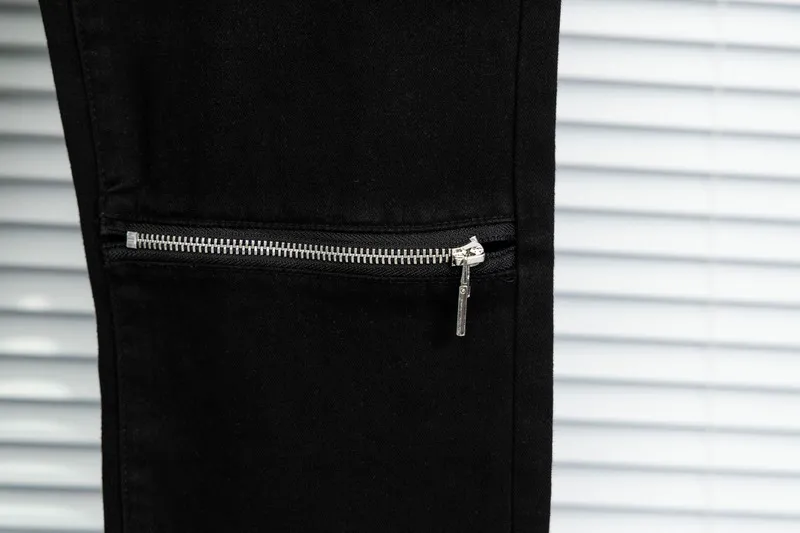 P240 Style No.: [B867] Heavy-duty AMIRI MX1 zippered high street jeans, slim fit, stretchy washed knife-cut trousers, FOG high street men's trendy AMIRI black patchwork jeans Color: black Size: 28-30-32-34-36 (s-xxl) amiri is transliterated as Emil, which is the name of the founder. Mike Amiri, the founder of amiri, grew up in Los Angeles, USA, and was influenced by local street culture and Punk Rock since he was a child. Due to his influence, he founded the amiri brand named after himself. A variety of trendy clothing meets the needs of different fashion players. Amiri clothing has novel and unique styles and is a well-known street brand in the United States. The styles and styles of many clothes are loved by many street photographers. The various clothing styles meet the dressing needs of different people, show their unique temperament, and show the trend of dressing. amiri's jeans are relatively famous. Not only do they have many styles, but the quality of the jeans is also very good. Many celebrities have also worn amiri brand jeans.  The jeans of the amiri brand break through the production process and cutting of the original jeans. The fabrics are relatively soft and comfortable, and are not as hard as some jeans, which can irritate the skin and cause the skin to bleed when worn. Los Angeles trendy brand Amiri's jeans are made with great detail from tailoring to texture, adding wrinkles, bullet holes, damage and other details to add to the trendiness of the jeans. You can choose the style that suits you according to your own needs. Only when you wear a suitable style can you have a certain sense of fashion.  In recent years, high street has become a word that appears more and more frequently in men's clothing, and high street style has become an important direction for everyone's matching. High street-related items basically cannot avoid oversize or drop-shoulder tops, and the lower body is matched with trackpants or tight-fitting saboteurs. Among them, in my opinion, the most representative one may be saboteur. What I bring to you today is the MX1 zipper worn by many Internet celebrities in Xiaohongshu. It is operated by Ningbo washing factory. Front and back. The trouser legs have a beautiful fading color. Full of high-end feel. Knee part damage design with leather patchwork design. Already used as facade design. Leather waist nameplate. Customized crotch placket hardware. Engraving molding. The focus of this style is not on washing, but on the shape and version of the damage. The secret lies in the craftsmanship of the master. Later, the cost of fraying, horse cutting, knife cutting, etc. These hand-made products are far beyond comparison with assembly line products.