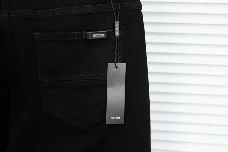 P240 Style No.: [B867] Heavy-duty AMIRI MX1 zippered high street jeans, slim fit, stretchy washed knife-cut trousers, FOG high street men's trendy AMIRI black patchwork jeans Color: black Size: 28-30-32-34-36 (s-xxl) amiri is transliterated as Emil, which is the name of the founder. Mike Amiri, the founder of amiri, grew up in Los Angeles, USA, and was influenced by local street culture and Punk Rock since he was a child. Due to his influence, he founded the amiri brand named after himself. A variety of trendy clothing meets the needs of different fashion players. Amiri clothing has novel and unique styles and is a well-known street brand in the United States. The styles and styles of many clothes are loved by many street photographers. The various clothing styles meet the dressing needs of different people, show their unique temperament, and show the trend of dressing. amiri's jeans are relatively famous. Not only do they have many styles, but the quality of the jeans is also very good. Many celebrities have also worn amiri brand jeans.  The jeans of the amiri brand break through the production process and cutting of the original jeans. The fabrics are relatively soft and comfortable, and are not as hard as some jeans, which can irritate the skin and cause the skin to bleed when worn. Los Angeles trendy brand Amiri's jeans are made with great detail from tailoring to texture, adding wrinkles, bullet holes, damage and other details to add to the trendiness of the jeans. You can choose the style that suits you according to your own needs. Only when you wear a suitable style can you have a certain sense of fashion.  In recent years, high street has become a word that appears more and more frequently in men's clothing, and high street style has become an important direction for everyone's matching. High street-related items basically cannot avoid oversize or drop-shoulder tops, and the lower body is matched with trackpants or tight-fitting saboteurs. Among them, in my opinion, the most representative one may be saboteur. What I bring to you today is the MX1 zipper worn by many Internet celebrities in Xiaohongshu. It is operated by Ningbo washing factory. Front and back. The trouser legs have a beautiful fading color. Full of high-end feel. Knee part damage design with leather patchwork design. Already used as facade design. Leather waist nameplate. Customized crotch placket hardware. Engraving molding. The focus of this style is not on washing, but on the shape and version of the damage. The secret lies in the craftsmanship of the master. Later, the cost of fraying, horse cutting, knife cutting, etc. These hand-made products are far beyond comparison with assembly line products.