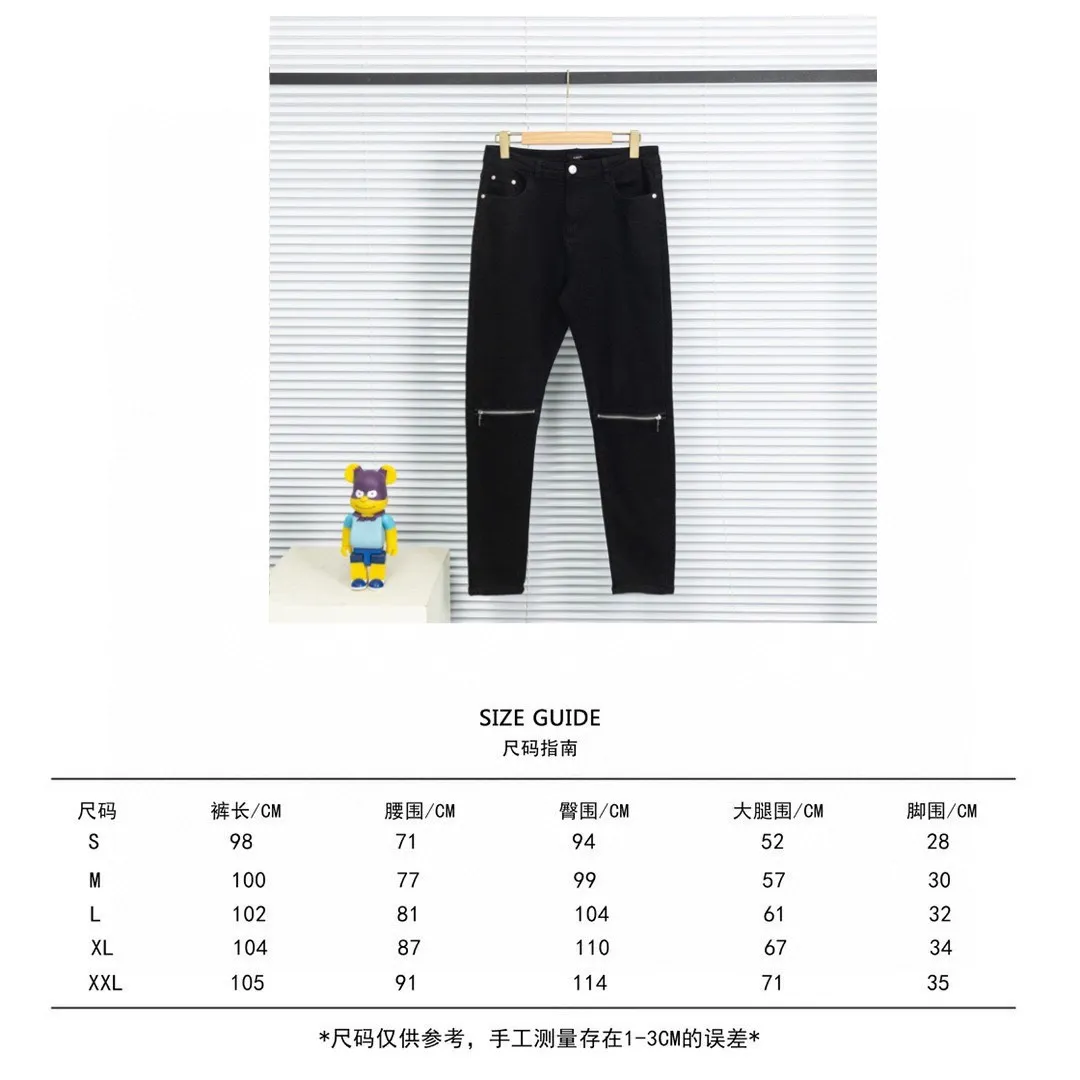 P240 Style No.: [B867] Heavy-duty AMIRI MX1 zippered high street jeans, slim fit, stretchy washed knife-cut trousers, FOG high street men's trendy AMIRI black patchwork jeans Color: black Size: 28-30-32-34-36 (s-xxl) amiri is transliterated as Emil, which is the name of the founder. Mike Amiri, the founder of amiri, grew up in Los Angeles, USA, and was influenced by local street culture and Punk Rock since he was a child. Due to his influence, he founded the amiri brand named after himself. A variety of trendy clothing meets the needs of different fashion players. Amiri clothing has novel and unique styles and is a well-known street brand in the United States. The styles and styles of many clothes are loved by many street photographers. The various clothing styles meet the dressing needs of different people, show their unique temperament, and show the trend of dressing. amiri's jeans are relatively famous. Not only do they have many styles, but the quality of the jeans is also very good. Many celebrities have also worn amiri brand jeans.  The jeans of the amiri brand break through the production process and cutting of the original jeans. The fabrics are relatively soft and comfortable, and are not as hard as some jeans, which can irritate the skin and cause the skin to bleed when worn. Los Angeles trendy brand Amiri's jeans are made with great detail from tailoring to texture, adding wrinkles, bullet holes, damage and other details to add to the trendiness of the jeans. You can choose the style that suits you according to your own needs. Only when you wear a suitable style can you have a certain sense of fashion.  In recent years, high street has become a word that appears more and more frequently in men's clothing, and high street style has become an important direction for everyone's matching. High street-related items basically cannot avoid oversize or drop-shoulder tops, and the lower body is matched with trackpants or tight-fitting saboteurs. Among them, in my opinion, the most representative one may be saboteur. What I bring to you today is the MX1 zipper worn by many Internet celebrities in Xiaohongshu. It is operated by Ningbo washing factory. Front and back. The trouser legs have a beautiful fading color. Full of high-end feel. Knee part damage design with leather patchwork design. Already used as facade design. Leather waist nameplate. Customized crotch placket hardware. Engraving molding. The focus of this style is not on washing, but on the shape and version of the damage. The secret lies in the craftsmanship of the master. Later, the cost of fraying, horse cutting, knife cutting, etc. These hand-made products are far beyond comparison with assembly line products.