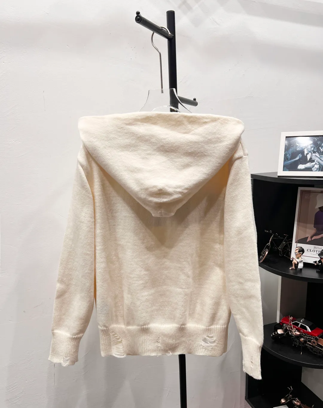 P190 AMIRI distressed distressed knitted hooded long-sleeved sweater. Counter-dyed wool blended cotton yarn. High gram weight, high density and ultra-high quality. The wool is soft, delicate and skin-friendly. It feels soft and silky. The hand feel is not ordinary. 💕 All high-weight cotton yarns are dyed and dyed to ensure no color difference. Four-hollow knitting method is used. It is tight and textured. It is durable and does not deform and is not prone to pilling. It has a soft and warm comfort. Wear it alone and it won’t tie you down. It’s absolutely stunning‼ ️Classic knitted clothing uses exquisite details and iconic brand symbols to reinterpret the charming charm. It injects low-key brand logo connotation into the entire design. It is simply amazing. All products are produced on imported looms. The details are clearly visible. The washing water is consistent with ZP. The upper body effect is great. No matter how you match it, it looks high-end and elegant. It has a high-end feel and is so versatile. Color: Off-white Size: S-XL