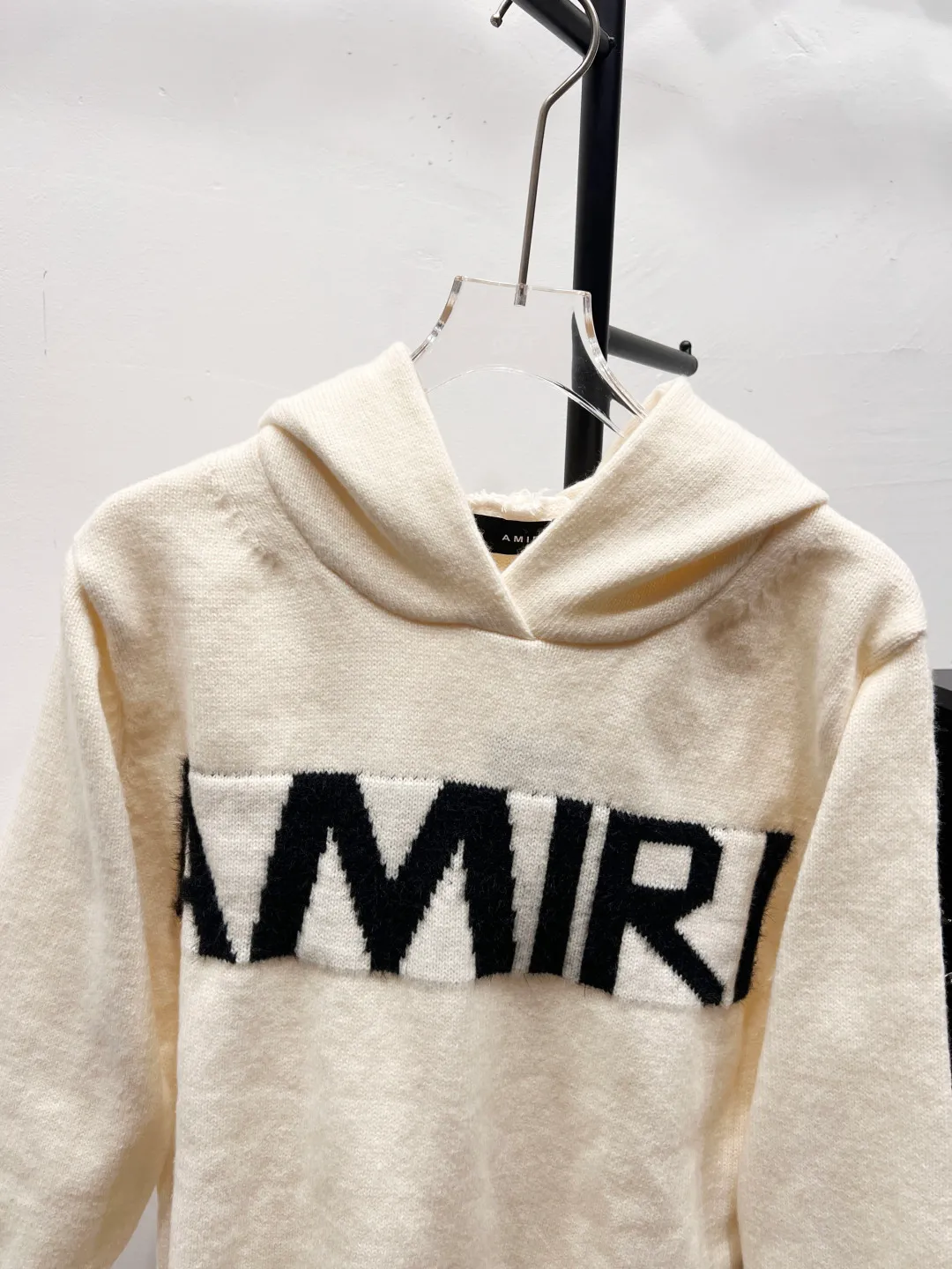 P190 AMIRI distressed distressed knitted hooded long-sleeved sweater. Counter-dyed wool blended cotton yarn. High gram weight, high density and ultra-high quality. The wool is soft, delicate and skin-friendly. It feels soft and silky. The hand feel is not ordinary. 💕 All high-weight cotton yarns are dyed and dyed to ensure no color difference. Four-hollow knitting method is used. It is tight and textured. It is durable and does not deform and is not prone to pilling. It has a soft and warm comfort. Wear it alone and it won’t tie you down. It’s absolutely stunning‼ ️Classic knitted clothing uses exquisite details and iconic brand symbols to reinterpret the charming charm. It injects low-key brand logo connotation into the entire design. It is simply amazing. All products are produced on imported looms. The details are clearly visible. The washing water is consistent with ZP. The upper body effect is great. No matter how you match it, it looks high-end and elegant. It has a high-end feel and is so versatile. Color: Off-white Size: S-XL