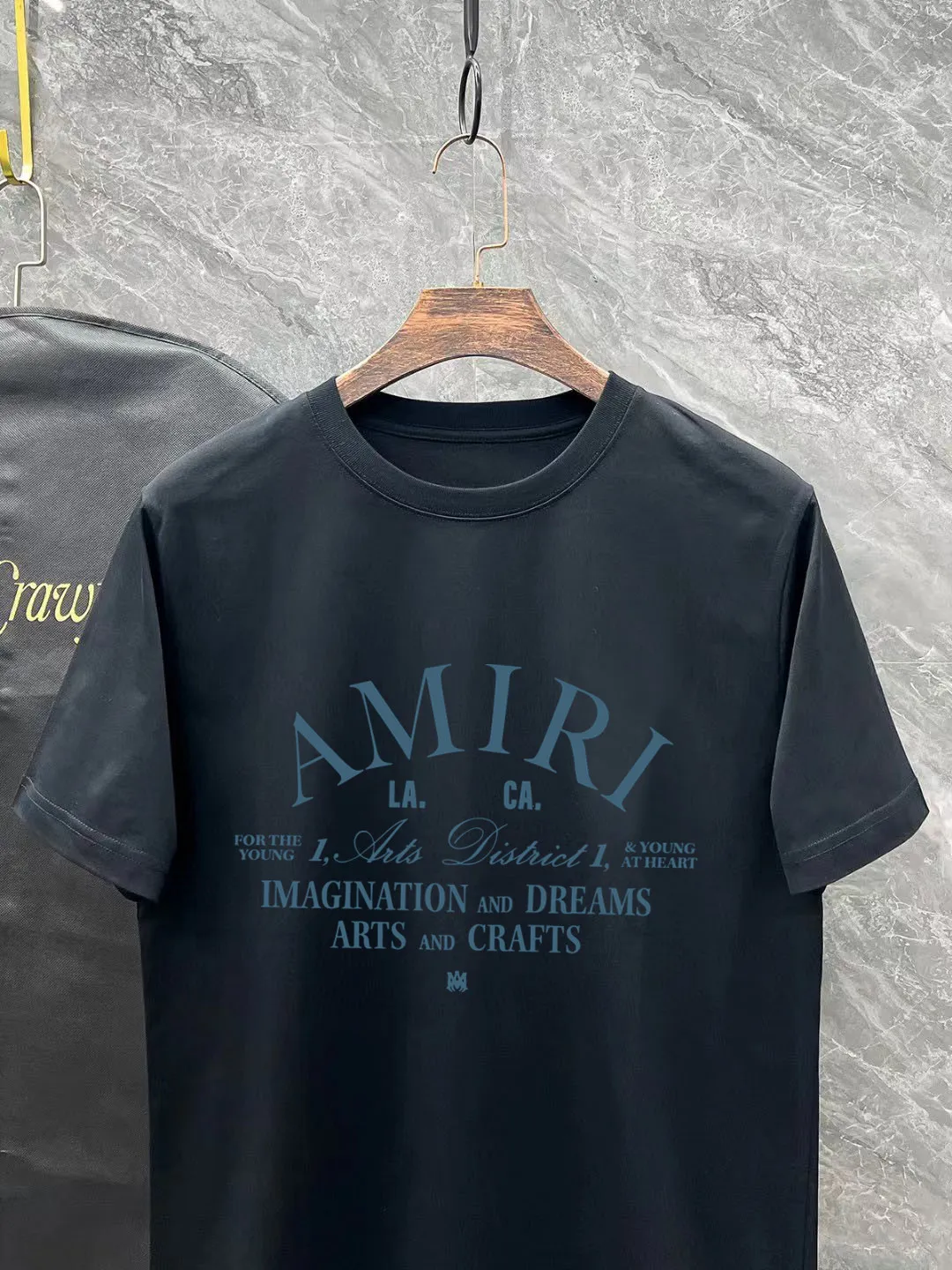 P140 AMIRI# 2025 spring and summer new style debut counter, the latest short-sleeved round neck T-shirt, high-end custom design, avant-garde and fashionable! The brand logo is designed with heavy craftsmanship. High-end customized 260g fabric. Soft to the touch. Comfortable to wear. Exquisite stitching at the counter level. Fine workmanship. The upper body effect is incomparably handsome! A must-have item for a stylish man! Color: black. White! Size: S-2XL