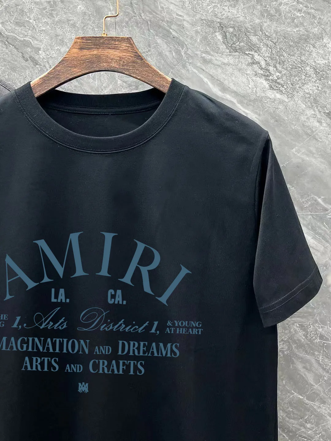 P140 AMIRI# 2025 spring and summer new style debut counter, the latest short-sleeved round neck T-shirt, high-end custom design, avant-garde and fashionable! The brand logo is designed with heavy craftsmanship. High-end customized 260g fabric. Soft to the touch. Comfortable to wear. Exquisite stitching at the counter level. Fine workmanship. The upper body effect is incomparably handsome! A must-have item for a stylish man! Color: black. White! Size: S-2XL