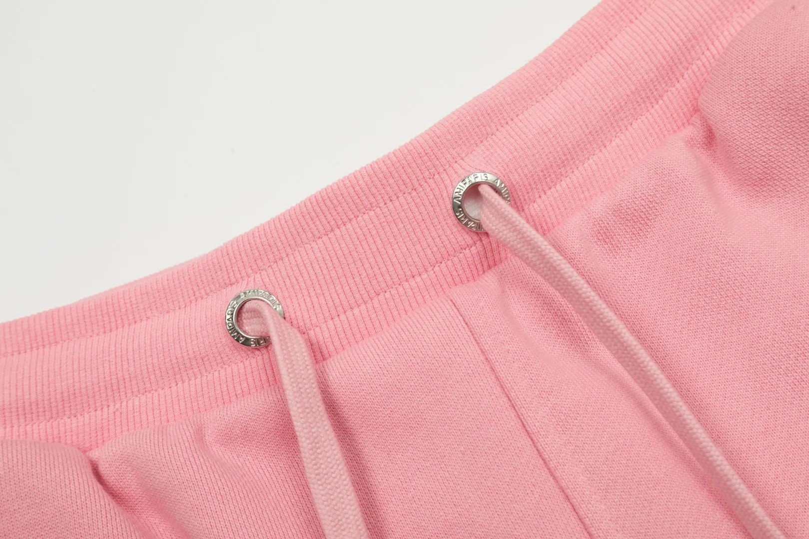 AMI/Amy Macaron Love Embroidery Classic Shorts Put aside all the messy words and let’s go directly to the product parameters: ✅480g high-gram weight customized rough feel fabric ✅Correct workmanship. Every detail is 100% restored to the official website. ✅The thread is made of 500g high-gram heavyweight pure cotton thread. Custom-woven and dyed in the same color in the same vat. There is no color difference with the fabric. Machine washable and washed, not easy to deform. ✅No comparison and no harm. Different from market currency. Correct workmanship details. High-quality pure cotton fabric ✅The webbing is made of custom-dyed high-density and high-thickness webbing. Comparing with the official website. ✅The only correct embroidery of the same material on the market. Differentiating the fakes on the market at a glance. ✅The version follows the official website. It is loose and slim and can be worn up to 210 pounds. There is no pressure for global shopping. Size: S-XL Color: Black Khaki Light Blue Rose Pink Light Green