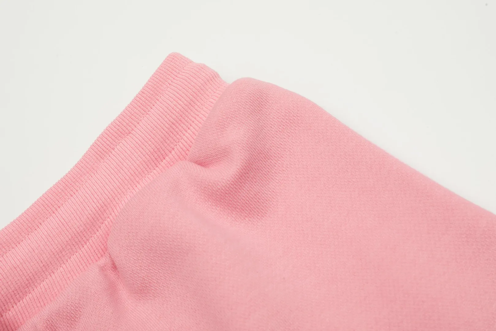 AMI/Amy Macaron Love Embroidery Classic Shorts Put aside all the messy words and let’s go directly to the product parameters: ✅480g high-gram weight customized rough feel fabric ✅Correct workmanship. Every detail is 100% restored to the official website. ✅The thread is made of 500g high-gram heavyweight pure cotton thread. Custom-woven and dyed in the same color in the same vat. There is no color difference with the fabric. Machine washable and washed, not easy to deform. ✅No comparison and no harm. Different from market currency. Correct workmanship details. High-quality pure cotton fabric ✅The webbing is made of custom-dyed high-density and high-thickness webbing. Comparing with the official website. ✅The only correct embroidery of the same material on the market. Differentiating the fakes on the market at a glance. ✅The version follows the official website. It is loose and slim and can be worn up to 210 pounds. There is no pressure for global shopping. Size: S-XL Color: Black Khaki Light Blue Rose Pink Light Green