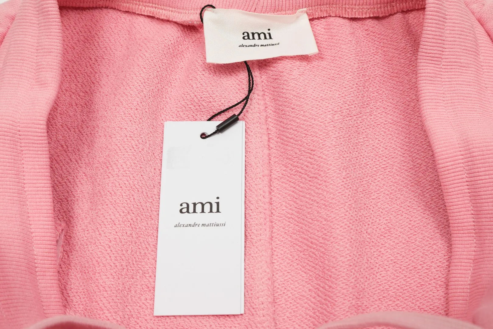 AMI/Amy Macaron Love Embroidery Classic Shorts Put aside all the messy words and let’s go directly to the product parameters: ✅480g high-gram weight customized rough feel fabric ✅Correct workmanship. Every detail is 100% restored to the official website. ✅The thread is made of 500g high-gram heavyweight pure cotton thread. Custom-woven and dyed in the same color in the same vat. There is no color difference with the fabric. Machine washable and washed, not easy to deform. ✅No comparison and no harm. Different from market currency. Correct workmanship details. High-quality pure cotton fabric ✅The webbing is made of custom-dyed high-density and high-thickness webbing. Comparing with the official website. ✅The only correct embroidery of the same material on the market. Differentiating the fakes on the market at a glance. ✅The version follows the official website. It is loose and slim and can be worn up to 210 pounds. There is no pressure for global shopping. Size: S-XL Color: Black Khaki Light Blue Rose Pink Light Green