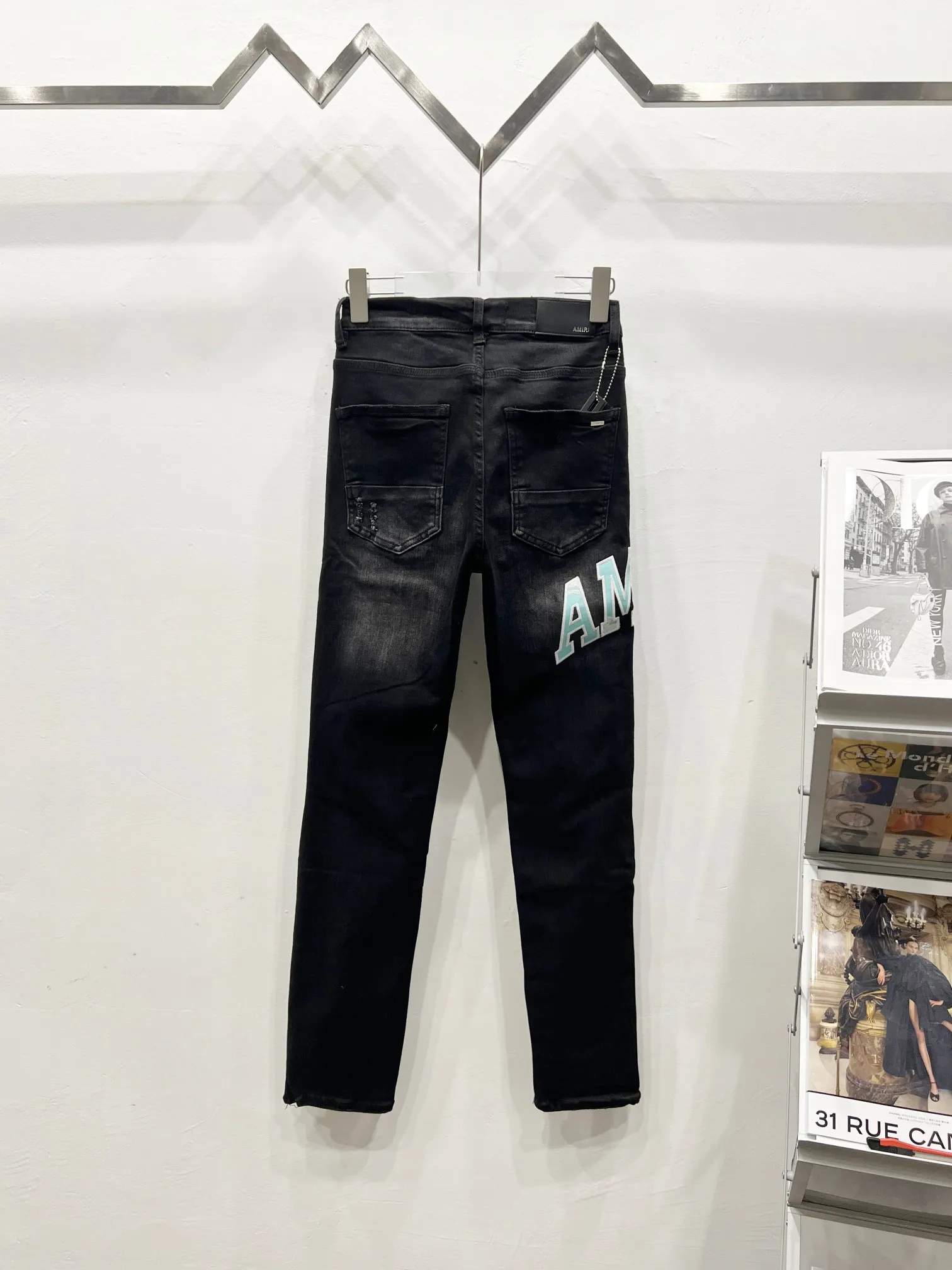 P250 Style number: (c049) AMIRI & AMIRI new jeans washed ripped leather denim trousers for men and women amiri is transliterated as Emil, which is the name of the founder. Mike Amiri, the founder of amiri, grew up in Los Angeles, USA. He was influenced by local street culture and Punk Rock since he was a child, so he founded the amiri brand named after himself. A variety of trendy clothing meets the needs of different fashion players. Amiri clothing has novel and unique styles and is a well-known street brand in the United States. The styles and styles of many clothes are loved by many street photographers. The various clothing styles meet the dressing needs of different people, show their unique temperament, and show the trend of dressing. Amiri's jeans are relatively famous. Not only do they have many styles, but the quality of the jeans is also very good. Many celebrities have also worn amiri brand jeans. Original goods, washed casual jeans, imported original washed stretch fabric, comfortable and elastic, original hardware accessories decorated with logo, super correct version, extremely high grade, counter quality, fashionable and stylish upper body. Color: black Size: 28-30-32-34-36