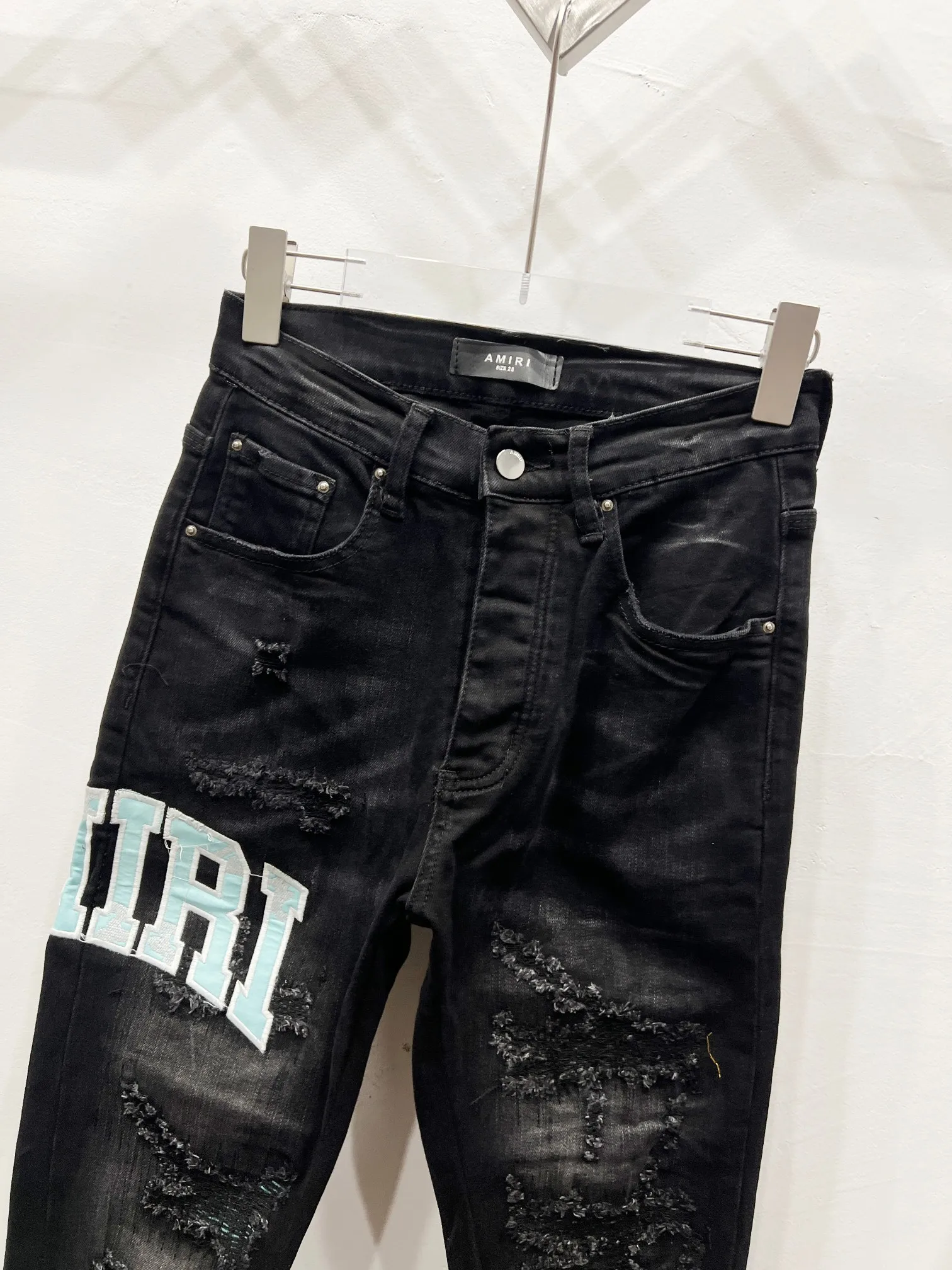 P250 Style number: (c049) AMIRI & AMIRI new jeans washed ripped leather denim trousers for men and women amiri is transliterated as Emil, which is the name of the founder. Mike Amiri, the founder of amiri, grew up in Los Angeles, USA. He was influenced by local street culture and Punk Rock since he was a child, so he founded the amiri brand named after himself. A variety of trendy clothing meets the needs of different fashion players. Amiri clothing has novel and unique styles and is a well-known street brand in the United States. The styles and styles of many clothes are loved by many street photographers. The various clothing styles meet the dressing needs of different people, show their unique temperament, and show the trend of dressing. Amiri's jeans are relatively famous. Not only do they have many styles, but the quality of the jeans is also very good. Many celebrities have also worn amiri brand jeans. Original goods, washed casual jeans, imported original washed stretch fabric, comfortable and elastic, original hardware accessories decorated with logo, super correct version, extremely high grade, counter quality, fashionable and stylish upper body. Color: black Size: 28-30-32-34-36