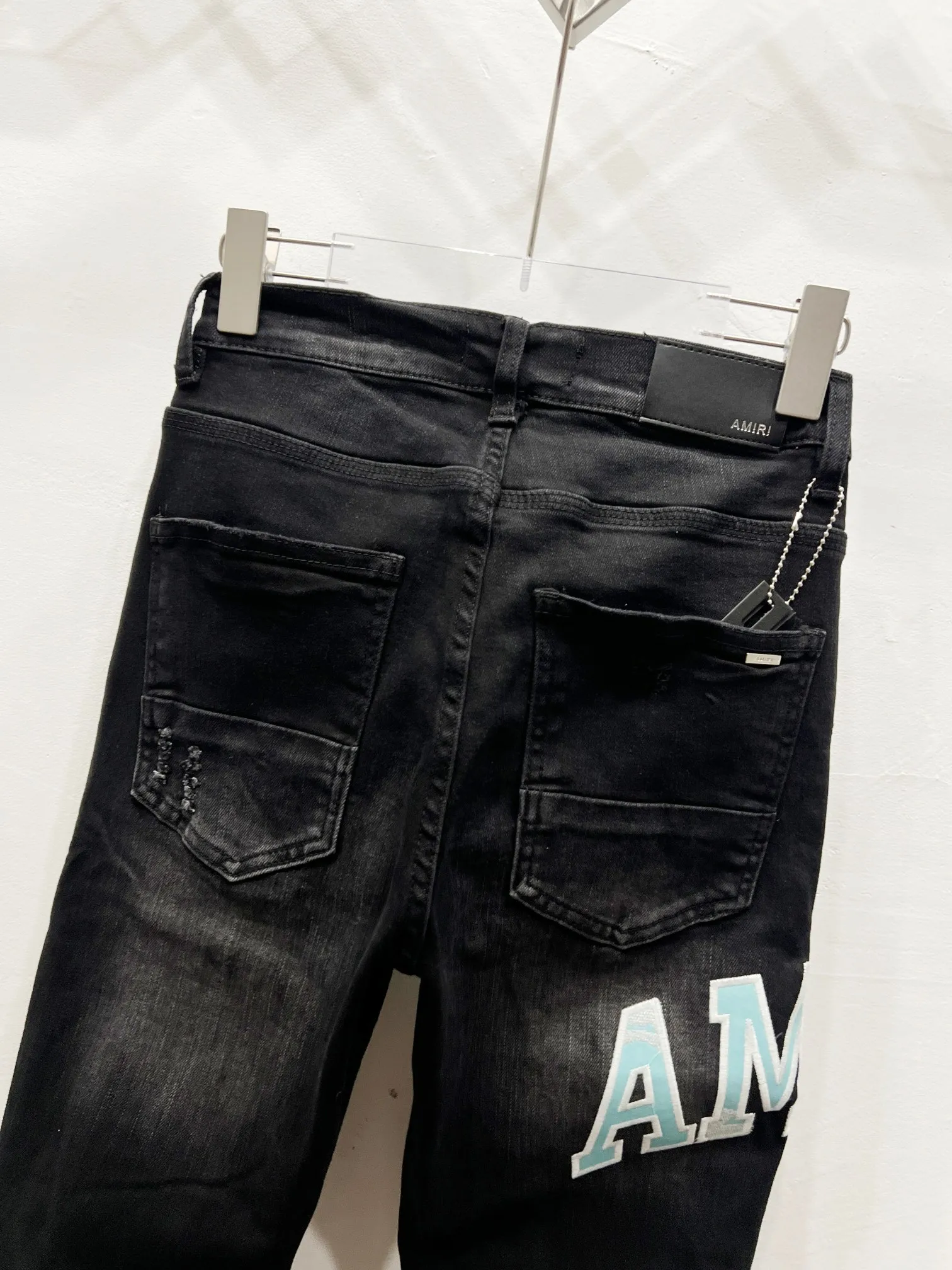 P250 Style number: (c049) AMIRI & AMIRI new jeans washed ripped leather denim trousers for men and women amiri is transliterated as Emil, which is the name of the founder. Mike Amiri, the founder of amiri, grew up in Los Angeles, USA. He was influenced by local street culture and Punk Rock since he was a child, so he founded the amiri brand named after himself. A variety of trendy clothing meets the needs of different fashion players. Amiri clothing has novel and unique styles and is a well-known street brand in the United States. The styles and styles of many clothes are loved by many street photographers. The various clothing styles meet the dressing needs of different people, show their unique temperament, and show the trend of dressing. Amiri's jeans are relatively famous. Not only do they have many styles, but the quality of the jeans is also very good. Many celebrities have also worn amiri brand jeans. Original goods, washed casual jeans, imported original washed stretch fabric, comfortable and elastic, original hardware accessories decorated with logo, super correct version, extremely high grade, counter quality, fashionable and stylish upper body. Color: black Size: 28-30-32-34-36