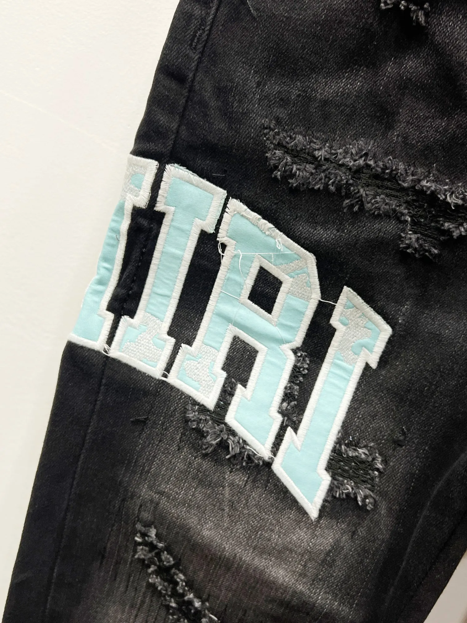 P250 Style number: (c049) AMIRI & AMIRI new jeans washed ripped leather denim trousers for men and women amiri is transliterated as Emil, which is the name of the founder. Mike Amiri, the founder of amiri, grew up in Los Angeles, USA. He was influenced by local street culture and Punk Rock since he was a child, so he founded the amiri brand named after himself. A variety of trendy clothing meets the needs of different fashion players. Amiri clothing has novel and unique styles and is a well-known street brand in the United States. The styles and styles of many clothes are loved by many street photographers. The various clothing styles meet the dressing needs of different people, show their unique temperament, and show the trend of dressing. Amiri's jeans are relatively famous. Not only do they have many styles, but the quality of the jeans is also very good. Many celebrities have also worn amiri brand jeans. Original goods, washed casual jeans, imported original washed stretch fabric, comfortable and elastic, original hardware accessories decorated with logo, super correct version, extremely high grade, counter quality, fashionable and stylish upper body. Color: black Size: 28-30-32-34-36