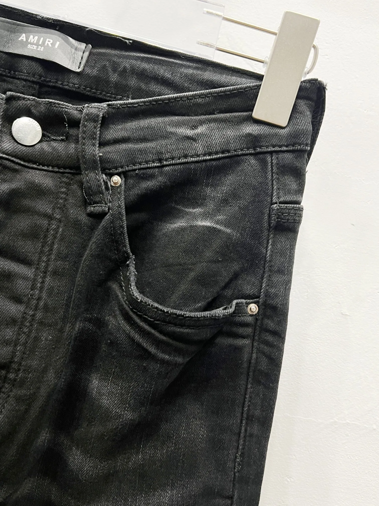 P250 Style number: (c049) AMIRI & AMIRI new jeans washed ripped leather denim trousers for men and women amiri is transliterated as Emil, which is the name of the founder. Mike Amiri, the founder of amiri, grew up in Los Angeles, USA. He was influenced by local street culture and Punk Rock since he was a child, so he founded the amiri brand named after himself. A variety of trendy clothing meets the needs of different fashion players. Amiri clothing has novel and unique styles and is a well-known street brand in the United States. The styles and styles of many clothes are loved by many street photographers. The various clothing styles meet the dressing needs of different people, show their unique temperament, and show the trend of dressing. Amiri's jeans are relatively famous. Not only do they have many styles, but the quality of the jeans is also very good. Many celebrities have also worn amiri brand jeans. Original goods, washed casual jeans, imported original washed stretch fabric, comfortable and elastic, original hardware accessories decorated with logo, super correct version, extremely high grade, counter quality, fashionable and stylish upper body. Color: black Size: 28-30-32-34-36
