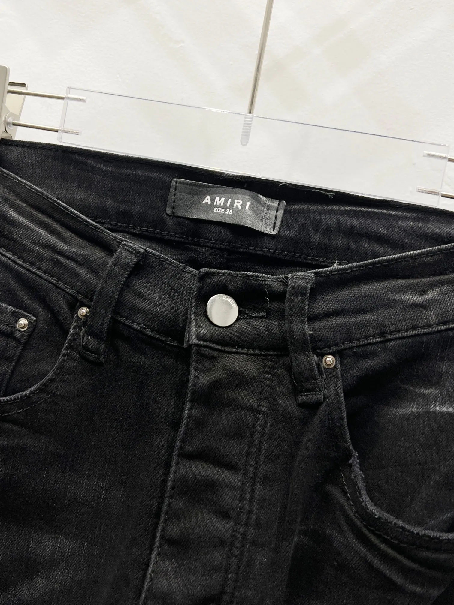 P250 Style number: (c049) AMIRI & AMIRI new jeans washed ripped leather denim trousers for men and women amiri is transliterated as Emil, which is the name of the founder. Mike Amiri, the founder of amiri, grew up in Los Angeles, USA. He was influenced by local street culture and Punk Rock since he was a child, so he founded the amiri brand named after himself. A variety of trendy clothing meets the needs of different fashion players. Amiri clothing has novel and unique styles and is a well-known street brand in the United States. The styles and styles of many clothes are loved by many street photographers. The various clothing styles meet the dressing needs of different people, show their unique temperament, and show the trend of dressing. Amiri's jeans are relatively famous. Not only do they have many styles, but the quality of the jeans is also very good. Many celebrities have also worn amiri brand jeans. Original goods, washed casual jeans, imported original washed stretch fabric, comfortable and elastic, original hardware accessories decorated with logo, super correct version, extremely high grade, counter quality, fashionable and stylish upper body. Color: black Size: 28-30-32-34-36
