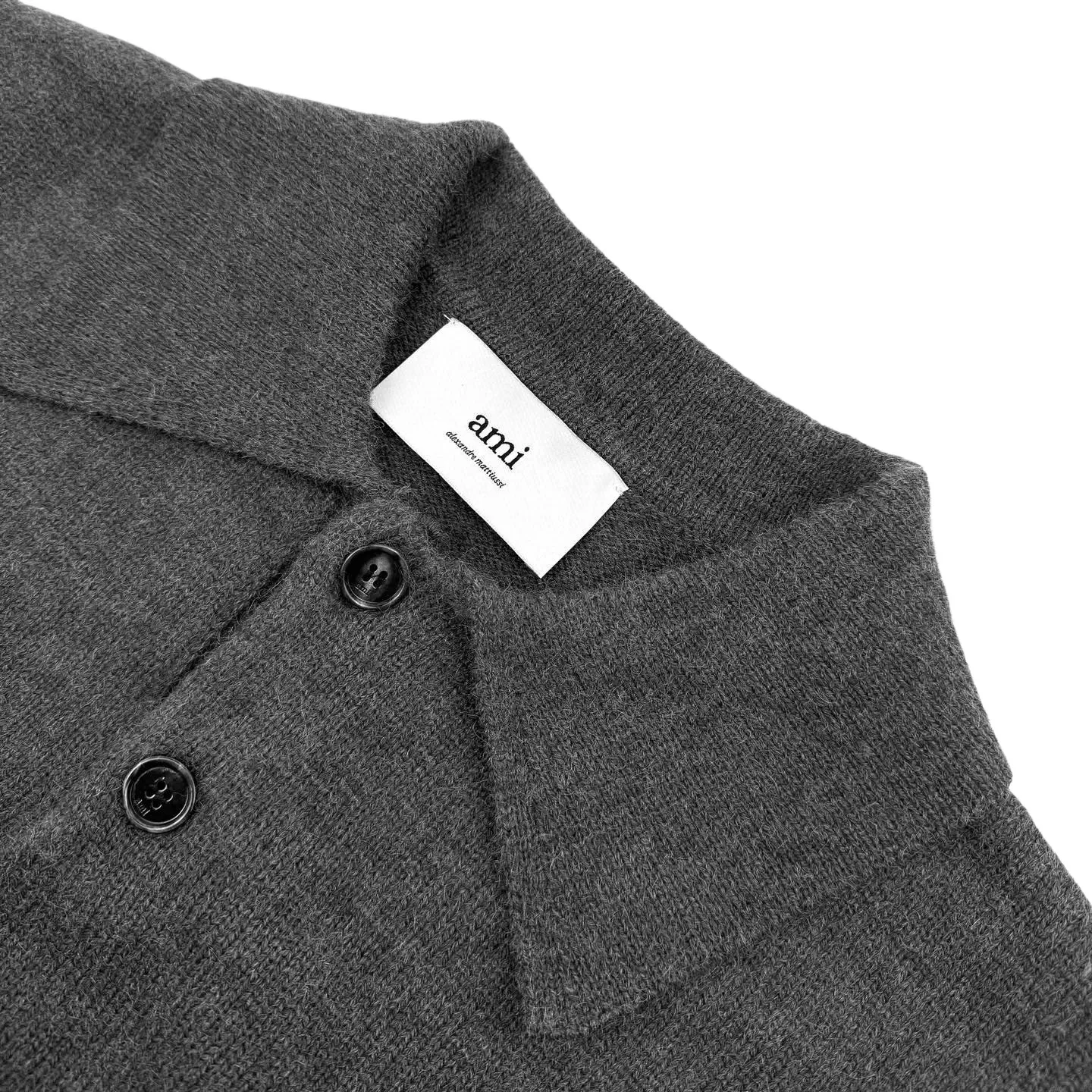 🅿️480 [Exclusive supply] Ami love jacquard woolen Polo shirt (gray). The original purchase was 4,700 and developed. The fabric is made of custom-woven luxurious Merino wool. It is soft and delicate. It is comfortable and close to the skin. It is made of high-grade gray ink. It is calm and restrained. A contrasting love heart jumps on the chest. It quietly exudes its own charming halo. The design of the Polo collar is highly recognizable for the brand. It is neat and capable. The perfect blend of French laziness and modern fashion. It is the ultimate simplification of color. It also conveys the love and persistence of life. Meet the king of extreme simplicity, which is well-deserved and versatile. It is made of jacquard tissue imported from Germany. Precisely control the arrangement and interweaving of yarns. Carefully interweave on the loom. Ami love jacquard art pattern inlay. The fabric is more vivid and three-dimensional, and the ready-to-wear washing water is softened and deodorized through professional washing equipment and specific detergents. Deep cleans and deodorizes clothes to improve their feel and appearance. Size:S-M-L-XL