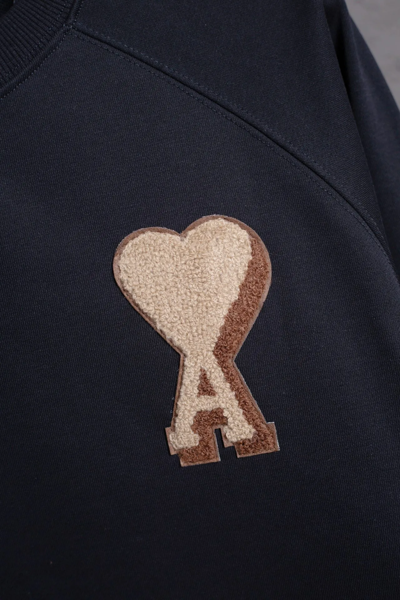 P146 AMI 25 new autumn and winter towel embroidered big love towel embroidered raglan round neck sweatshirt, customized 360g pure cotton fabric, high version, new main wheat, washed wheat, same style for men and women, color: black, size: S-XL