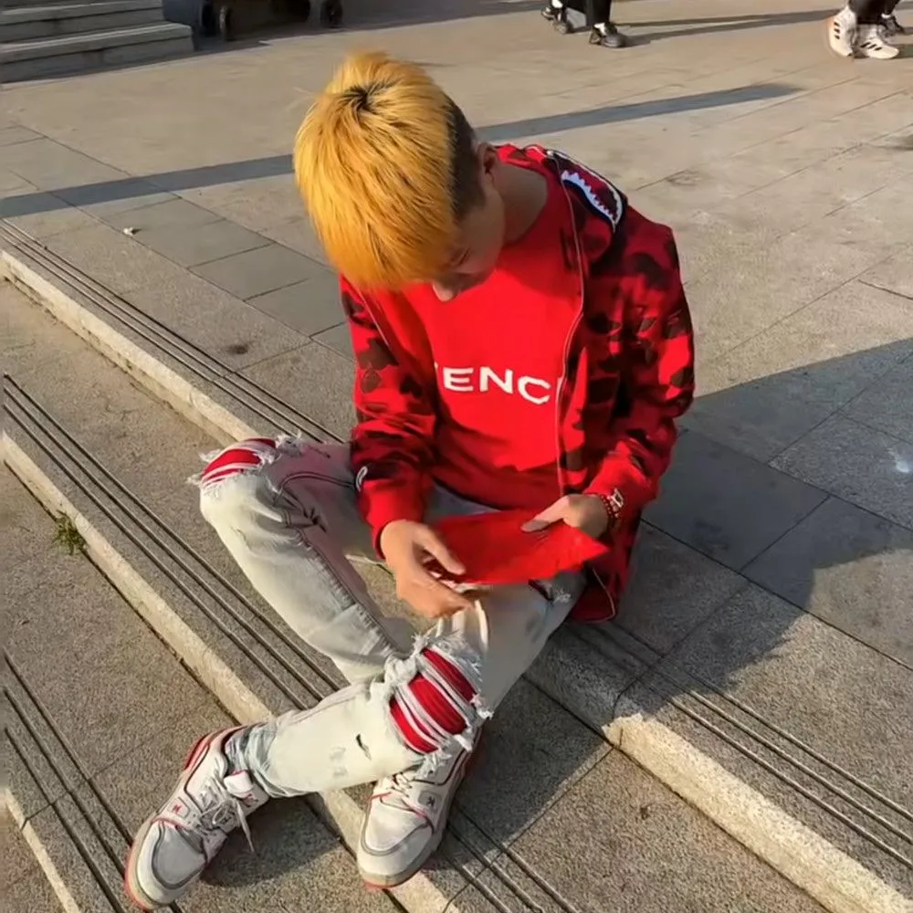 ￼#M16 P168💰 AMIRI patch embroidery jeans trousers AMIRI high street basic ripped tight elastic jeans trousers amiri brand jeans break the production process and cutting of the original jeans, the fabrics are softer and more comfortable Hand-sewn collar label Customized logo buttons Genuine leather tag Color: Picture color Size: 30-32-34-36