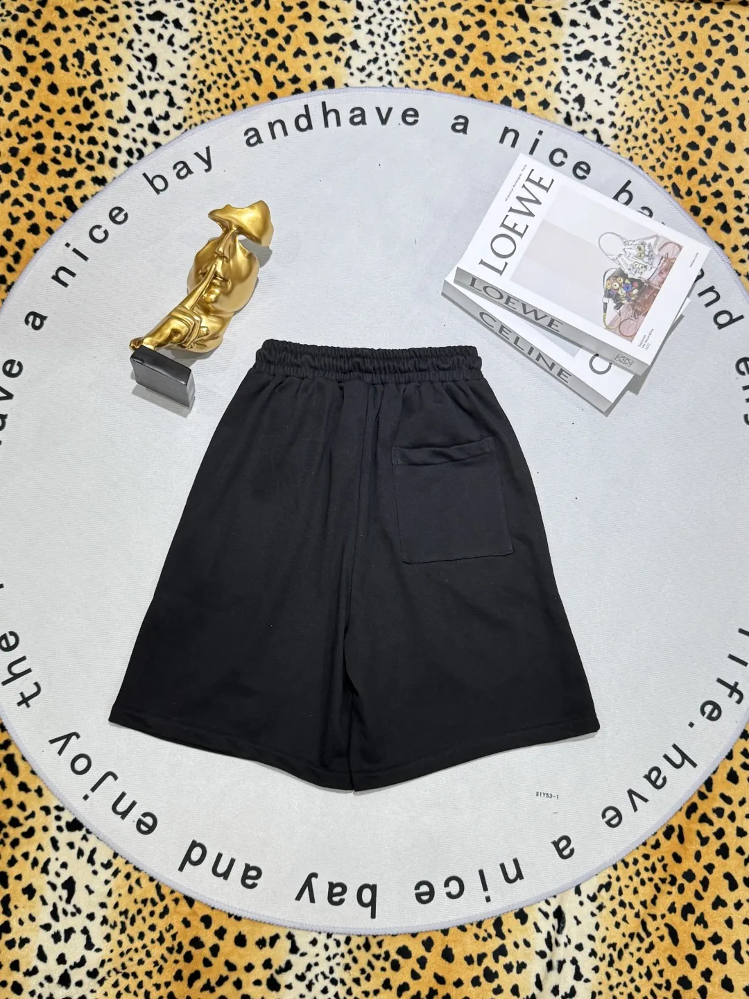 P180 AMIRI new shorts, classic printed shorts, light luxury, a must-have item for daily commuting for men and women, correct version, welcome to compare, detailed features · Made of 360 grams of Xinjiang cotton double yarn fish scale terry fabric · Elastic waistband · Double needle stitching and cross-stitching process Color: black/grey Size: S M L XL XXL (please state your height and weight when placing an order)
