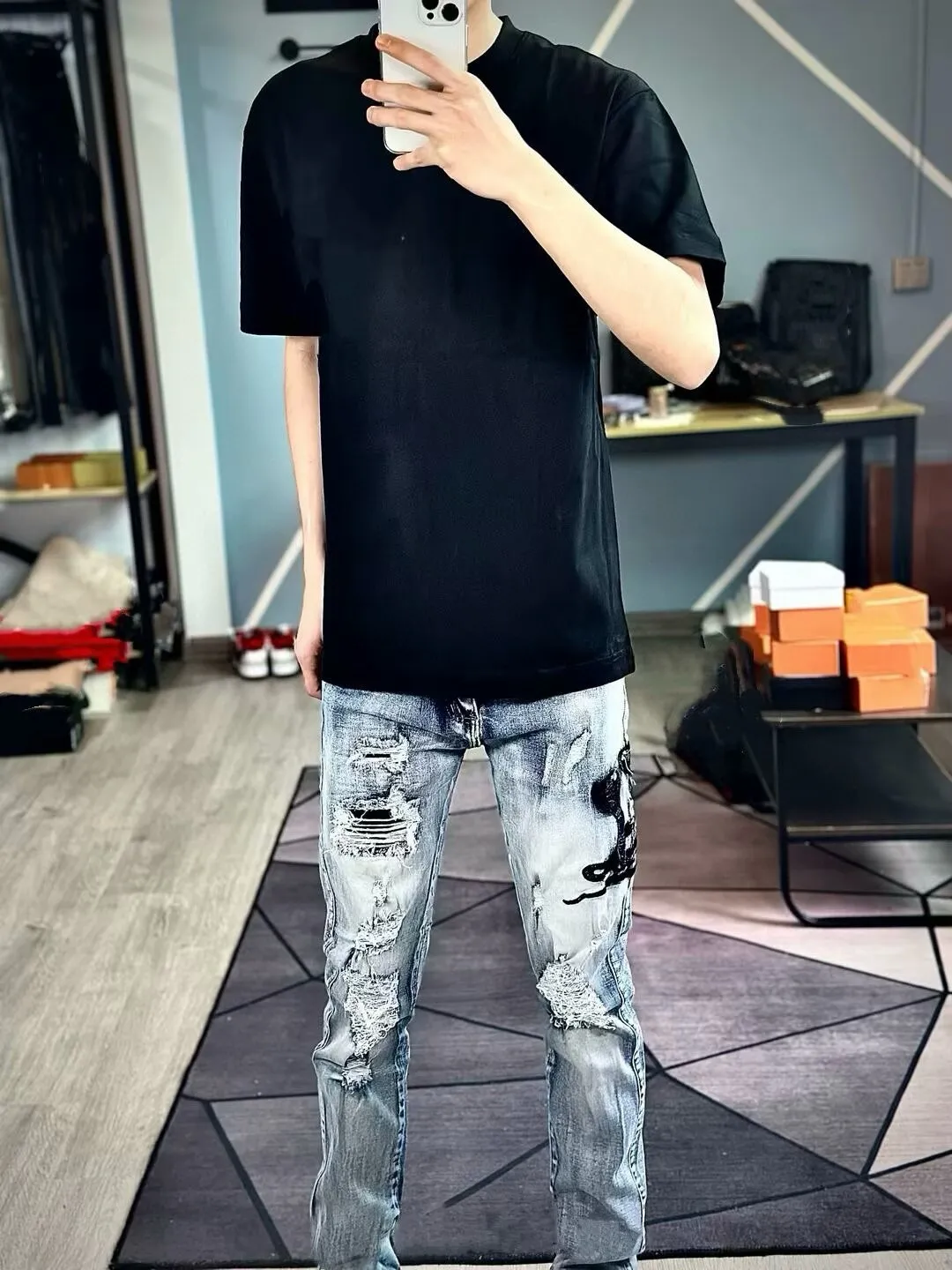#M69 P168💰 AMIRI patch embroidery jeans trousers AMIRI high street basic ripped tight elastic jeans trousers amiri brand jeans break the production process and cutting of the original jeans, the fabrics are softer and more comfortable Hand-sewn collar label Customized logo buttons Genuine leather tag Color: Picture color Size: 30-32-34-36