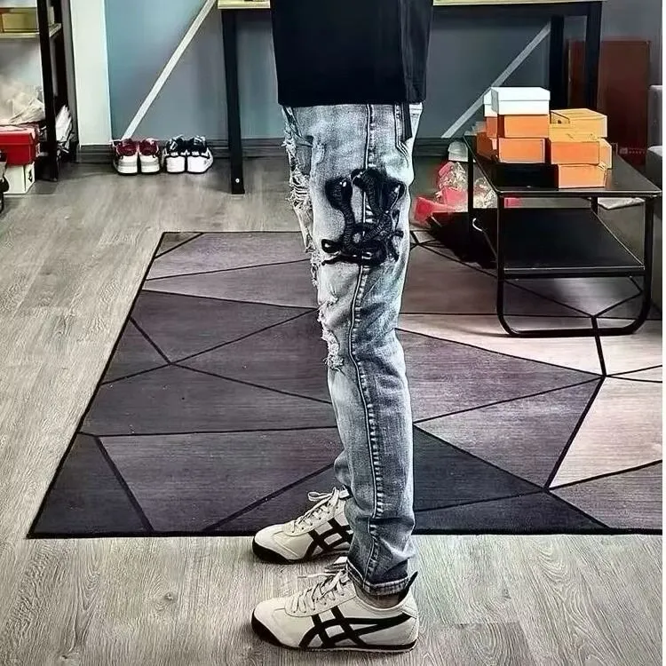 #M69 P168💰 AMIRI patch embroidery jeans trousers AMIRI high street basic ripped tight elastic jeans trousers amiri brand jeans break the production process and cutting of the original jeans, the fabrics are softer and more comfortable Hand-sewn collar label Customized logo buttons Genuine leather tag Color: Picture color Size: 30-32-34-36