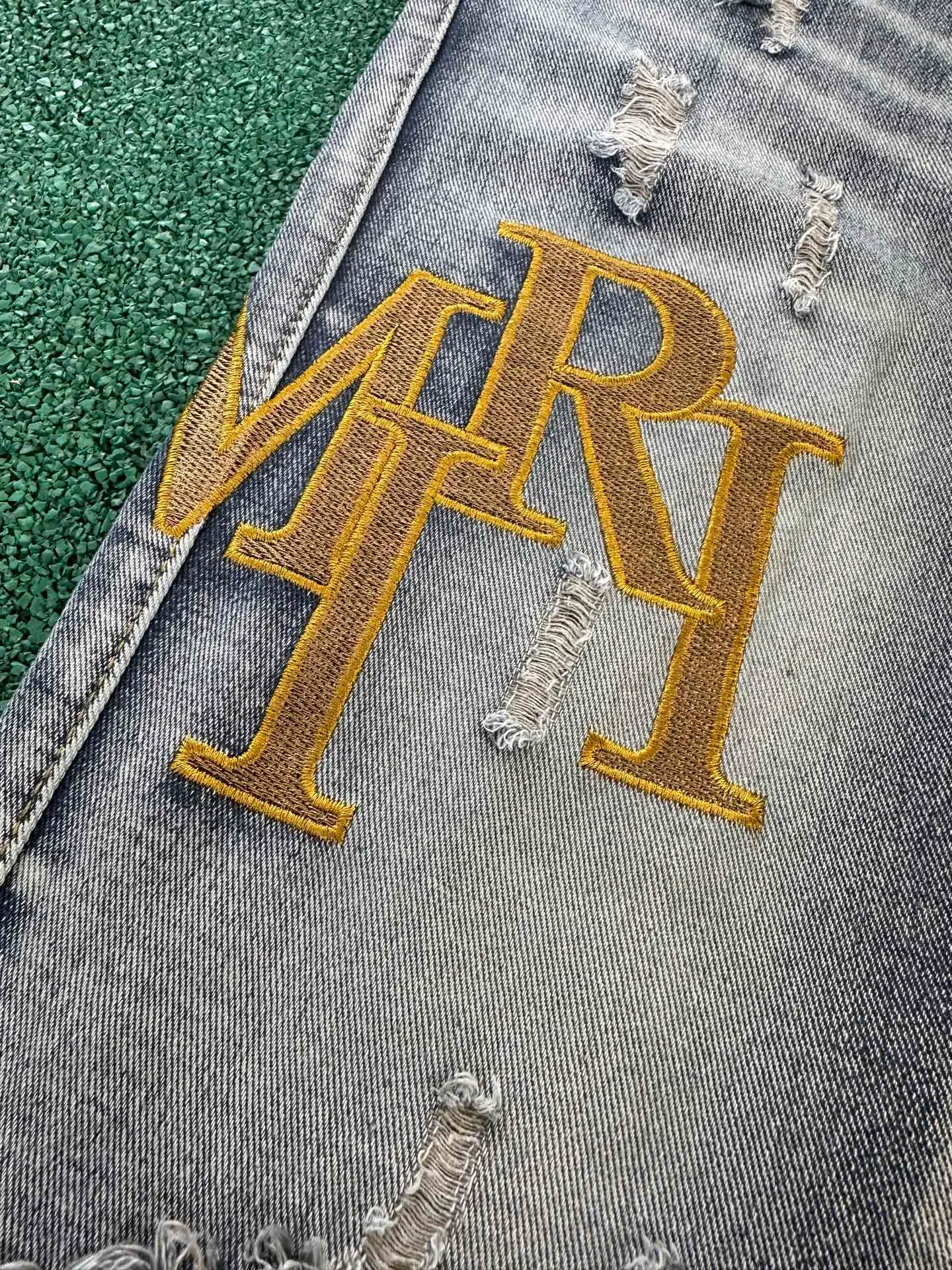 #M92 P168💰 AMIRI patch embroidery jeans trousers AMIRI high street basic ripped tight elastic jeans trousers amiri brand jeans break the production process and cutting of the original jeans, the fabrics are softer and more comfortable Hand-sewn collar label Customized logo buttons Genuine leather tag Color: Picture color Size: 30-32-34-36