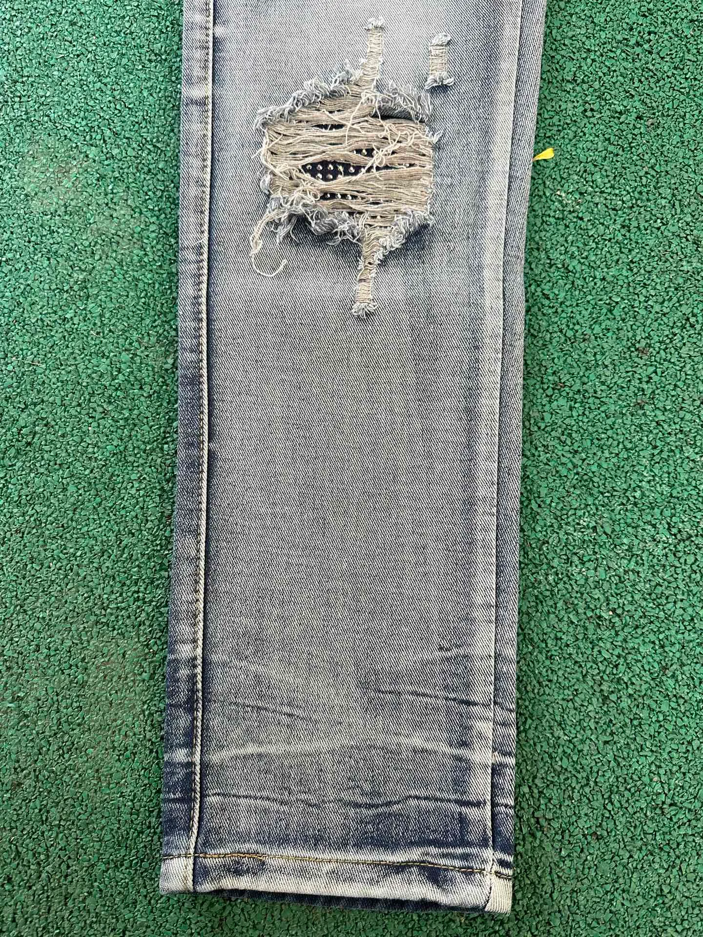 #M92 P168💰 AMIRI patch embroidery jeans trousers AMIRI high street basic ripped tight elastic jeans trousers amiri brand jeans break the production process and cutting of the original jeans, the fabrics are softer and more comfortable Hand-sewn collar label Customized logo buttons Genuine leather tag Color: Picture color Size: 30-32-34-36