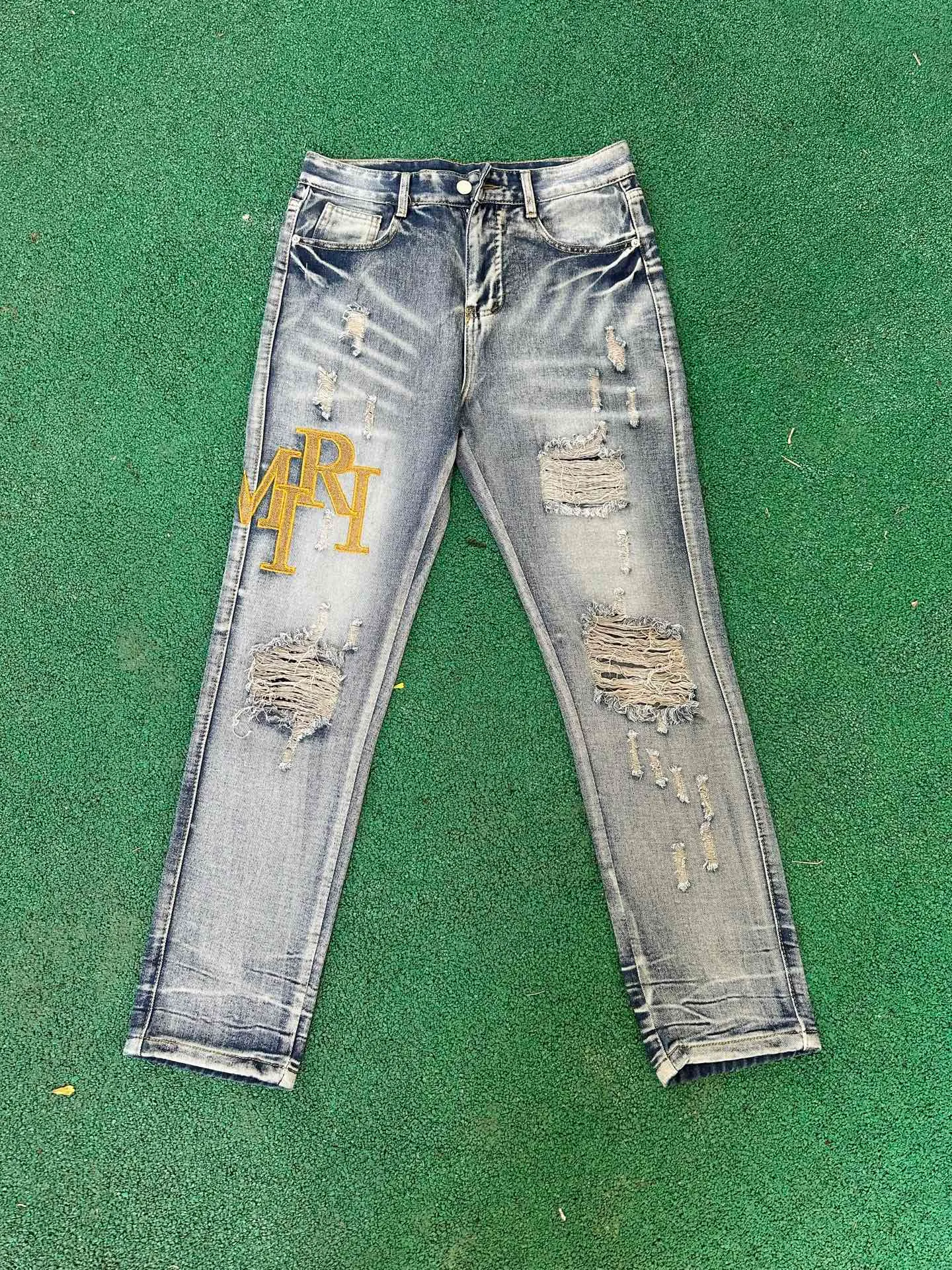 #M92 P168💰 AMIRI patch embroidery jeans trousers AMIRI high street basic ripped tight elastic jeans trousers amiri brand jeans break the production process and cutting of the original jeans, the fabrics are softer and more comfortable Hand-sewn collar label Customized logo buttons Genuine leather tag Color: Picture color Size: 30-32-34-36