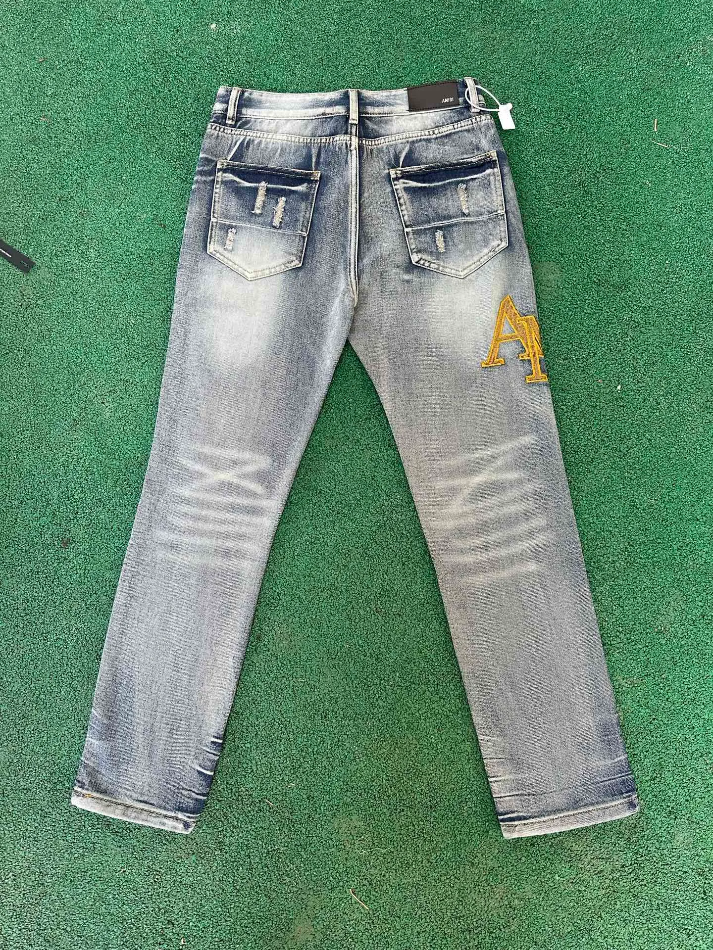 #M92 P168💰 AMIRI patch embroidery jeans trousers AMIRI high street basic ripped tight elastic jeans trousers amiri brand jeans break the production process and cutting of the original jeans, the fabrics are softer and more comfortable Hand-sewn collar label Customized logo buttons Genuine leather tag Color: Picture color Size: 30-32-34-36