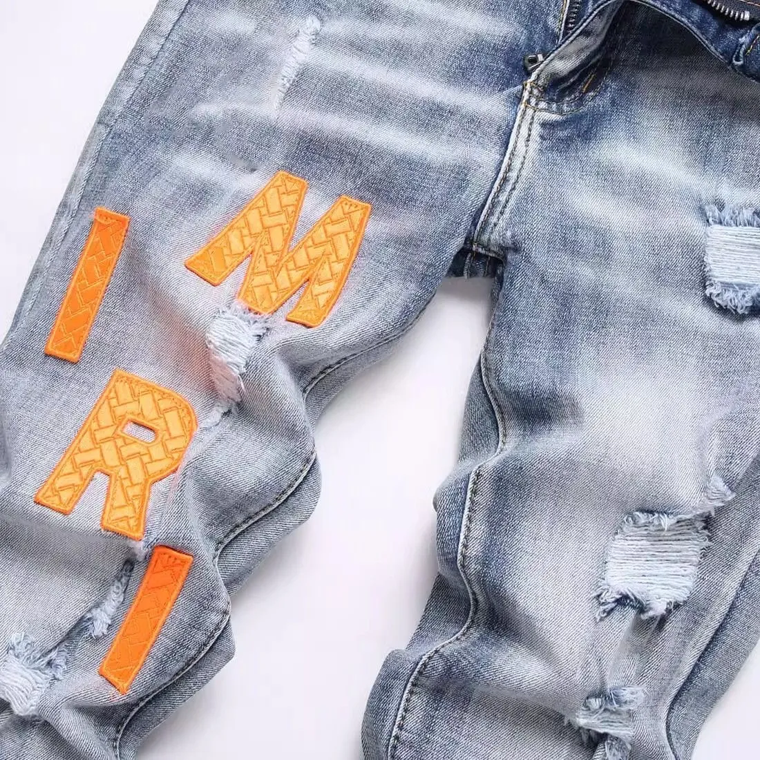 #M38 P168💰 Amiri classic embroidered leather ripped letter jeans slim fit jeans. Produced by a major washed factory. Full of high-end. Knee part destroyed design with patchwork design. Already used as facade design. Leather waist nameplate. The focus of this style is not on washing, but on the destroyed shape and version. The secret lies in the craftsmanship of the master. The cost of post-processing, grinding, cutting, etc. is far beyond the cost of assembly line products. Color: Picture color Size: 30-32-34-36