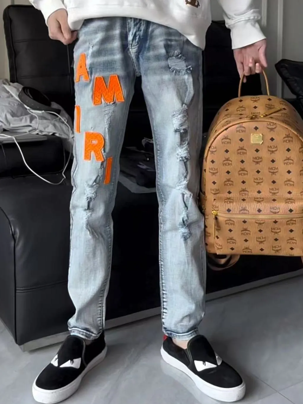 #M38 P168💰 Amiri classic embroidered leather ripped letter jeans slim fit jeans. Produced by a major washed factory. Full of high-end. Knee part destroyed design with patchwork design. Already used as facade design. Leather waist nameplate. The focus of this style is not on washing, but on the destroyed shape and version. The secret lies in the craftsmanship of the master. The cost of post-processing, grinding, cutting, etc. is far beyond the cost of assembly line products. Color: Picture color Size: 30-32-34-36