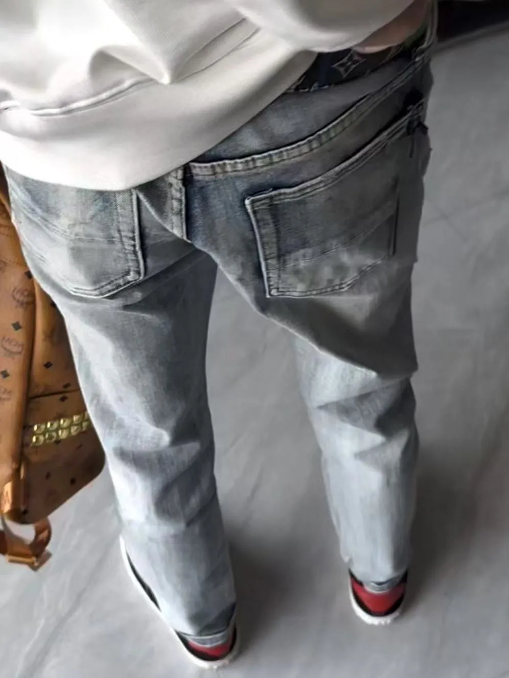 #M38 P168💰 Amiri classic embroidered leather ripped letter jeans slim fit jeans. Produced by a major washed factory. Full of high-end. Knee part destroyed design with patchwork design. Already used as facade design. Leather waist nameplate. The focus of this style is not on washing, but on the destroyed shape and version. The secret lies in the craftsmanship of the master. The cost of post-processing, grinding, cutting, etc. is far beyond the cost of assembly line products. Color: Picture color Size: 30-32-34-36