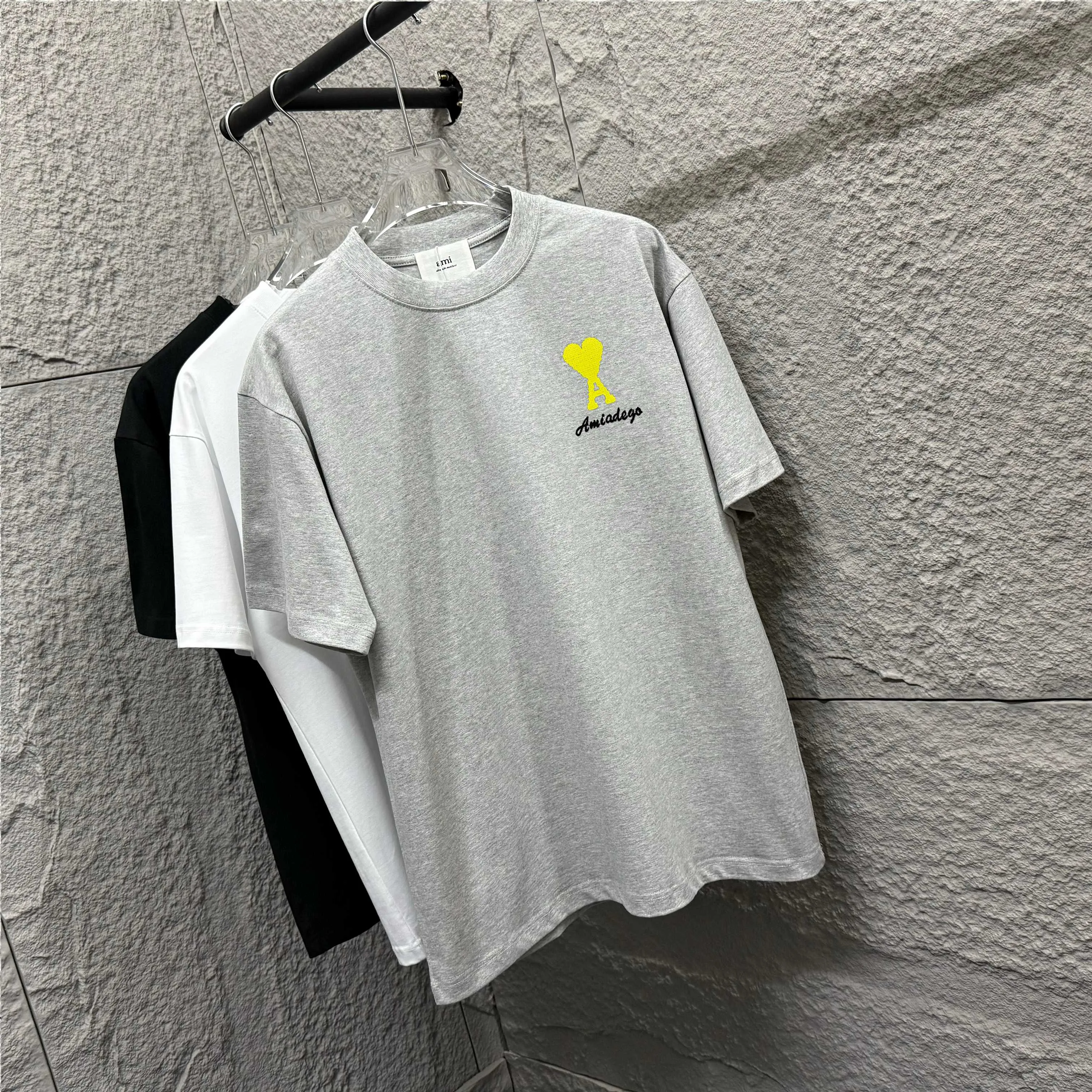 🅿️180 Ami* 2025 spring and summer new style Embroidered yellow love letters Customized double yarn plain cotton fabric Short-sleeved T-shirt Unisex Color: Black White Floral Gray Angora Red Size: S (90-130 catties) M (120-150 catties) L (140-165 catties) XL (160-180 catties) XXL (180-210 pounds)