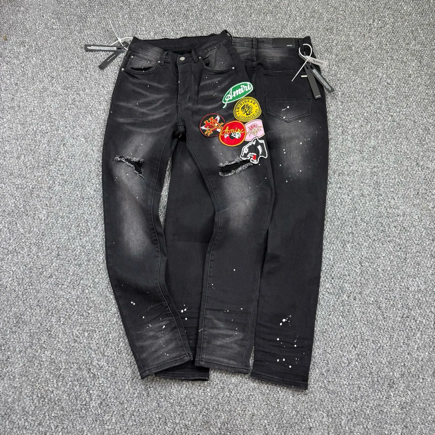 P240 Style No.: H871 AMIRI & AMIRI New jeans with embroidered logo, washed holes pattern, denim shorts, stretch denim trousers, same style for men and women. Accessories: complete accessories, all in original packaging, two hang tags to distinguish the low-end version. The hardware is standard to the authentic original version with logo aluminum alloy buckle, and every detail is consistent with any version on the market. Fabric: Genuine pattern-making and standard genuine custom-made imported fabrics use unique washing and dyeing methods, and are individually hand-finished - Hand-painted ripped micro-elastic jeans Color: black Size: 28 30 32 34 36