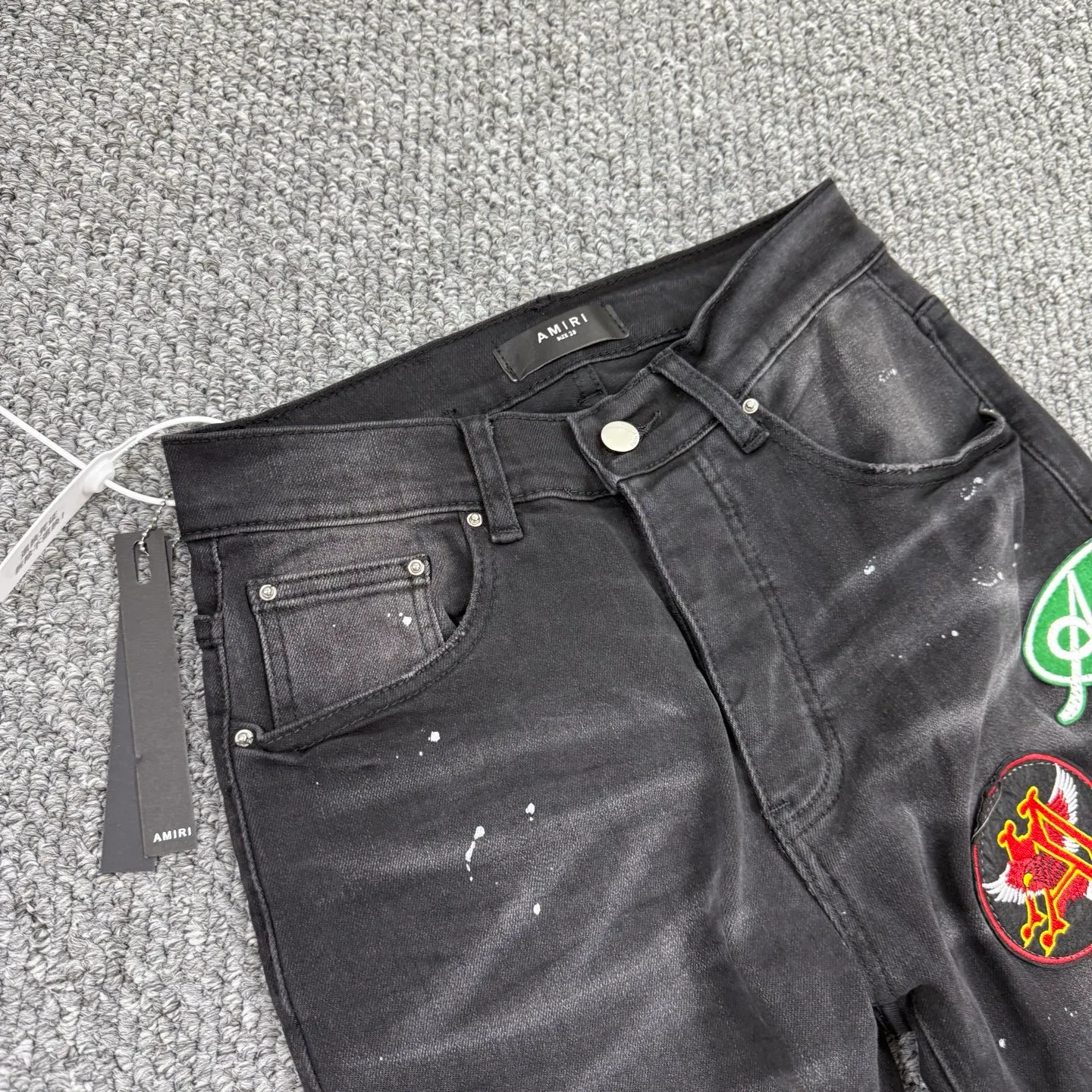 P240 Style No.: H871 AMIRI & AMIRI New jeans with embroidered logo, washed holes pattern, denim shorts, stretch denim trousers, same style for men and women. Accessories: complete accessories, all in original packaging, two hang tags to distinguish the low-end version. The hardware is standard to the authentic original version with logo aluminum alloy buckle, and every detail is consistent with any version on the market. Fabric: Genuine pattern-making and standard genuine custom-made imported fabrics use unique washing and dyeing methods, and are individually hand-finished - Hand-painted ripped micro-elastic jeans Color: black Size: 28 30 32 34 36