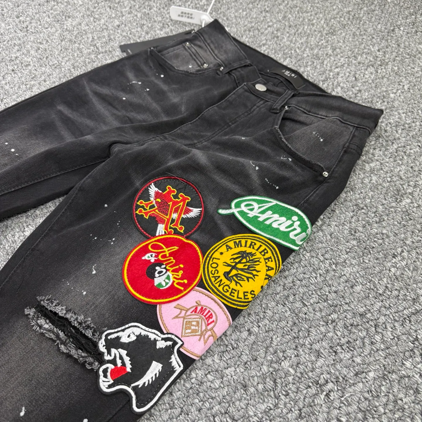 P240 Style No.: H871 AMIRI & AMIRI New jeans with embroidered logo, washed holes pattern, denim shorts, stretch denim trousers, same style for men and women. Accessories: complete accessories, all in original packaging, two hang tags to distinguish the low-end version. The hardware is standard to the authentic original version with logo aluminum alloy buckle, and every detail is consistent with any version on the market. Fabric: Genuine pattern-making and standard genuine custom-made imported fabrics use unique washing and dyeing methods, and are individually hand-finished - Hand-painted ripped micro-elastic jeans Color: black Size: 28 30 32 34 36