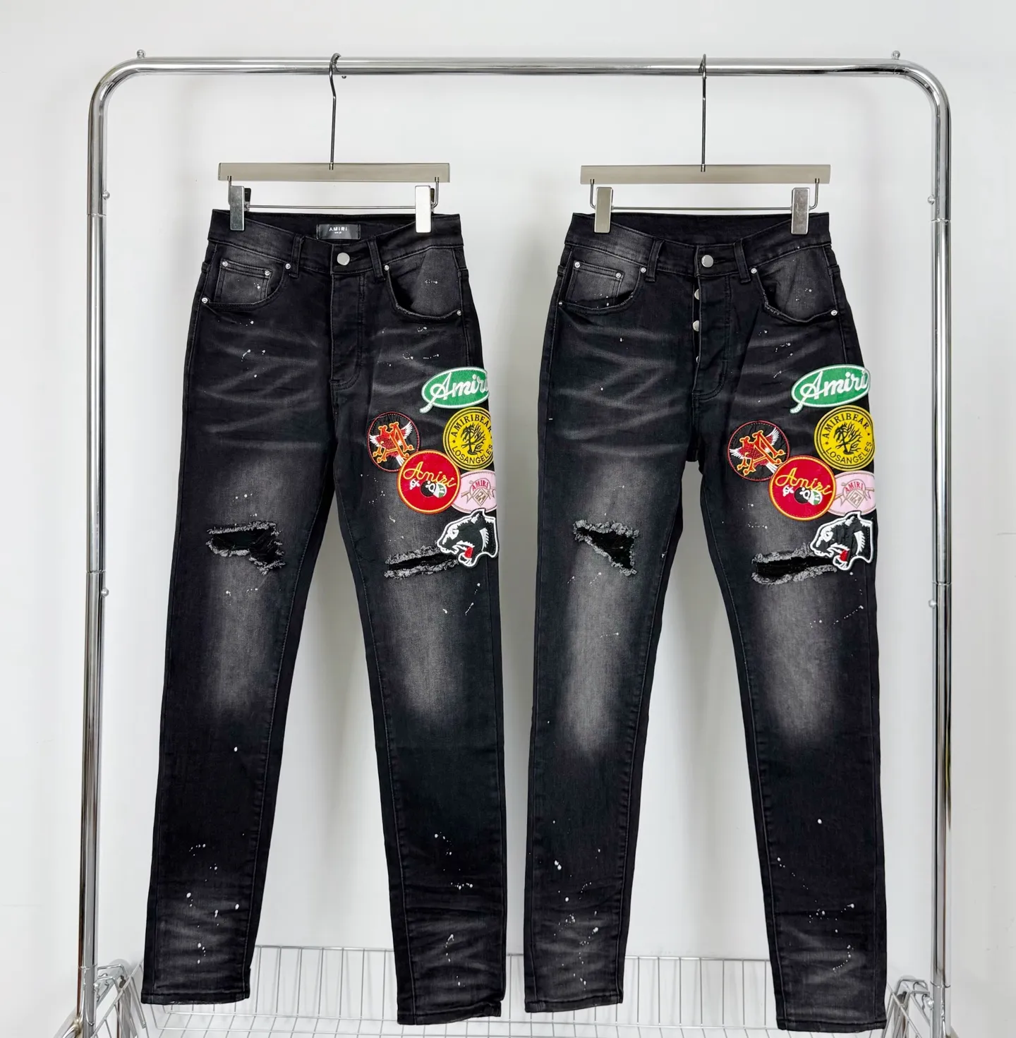 P240 Style No.: H871 AMIRI & AMIRI New jeans with embroidered logo, washed holes pattern, denim shorts, stretch denim trousers, same style for men and women. Accessories: complete accessories, all in original packaging, two hang tags to distinguish the low-end version. The hardware is standard to the authentic original version with logo aluminum alloy buckle, and every detail is consistent with any version on the market. Fabric: Genuine pattern-making and standard genuine custom-made imported fabrics use unique washing and dyeing methods, and are individually hand-finished - Hand-painted ripped micro-elastic jeans Color: black Size: 28 30 32 34 36