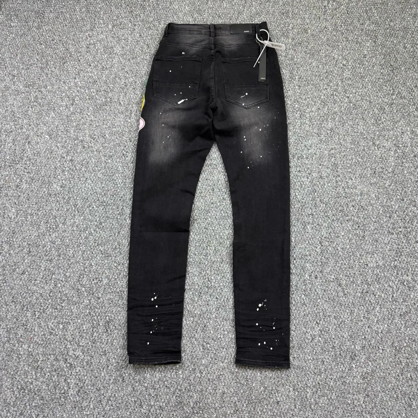P240 Style No.: H871 AMIRI & AMIRI New jeans with embroidered logo, washed holes pattern, denim shorts, stretch denim trousers, same style for men and women. Accessories: complete accessories, all in original packaging, two hang tags to distinguish the low-end version. The hardware is standard to the authentic original version with logo aluminum alloy buckle, and every detail is consistent with any version on the market. Fabric: Genuine pattern-making and standard genuine custom-made imported fabrics use unique washing and dyeing methods, and are individually hand-finished - Hand-painted ripped micro-elastic jeans Color: black Size: 28 30 32 34 36