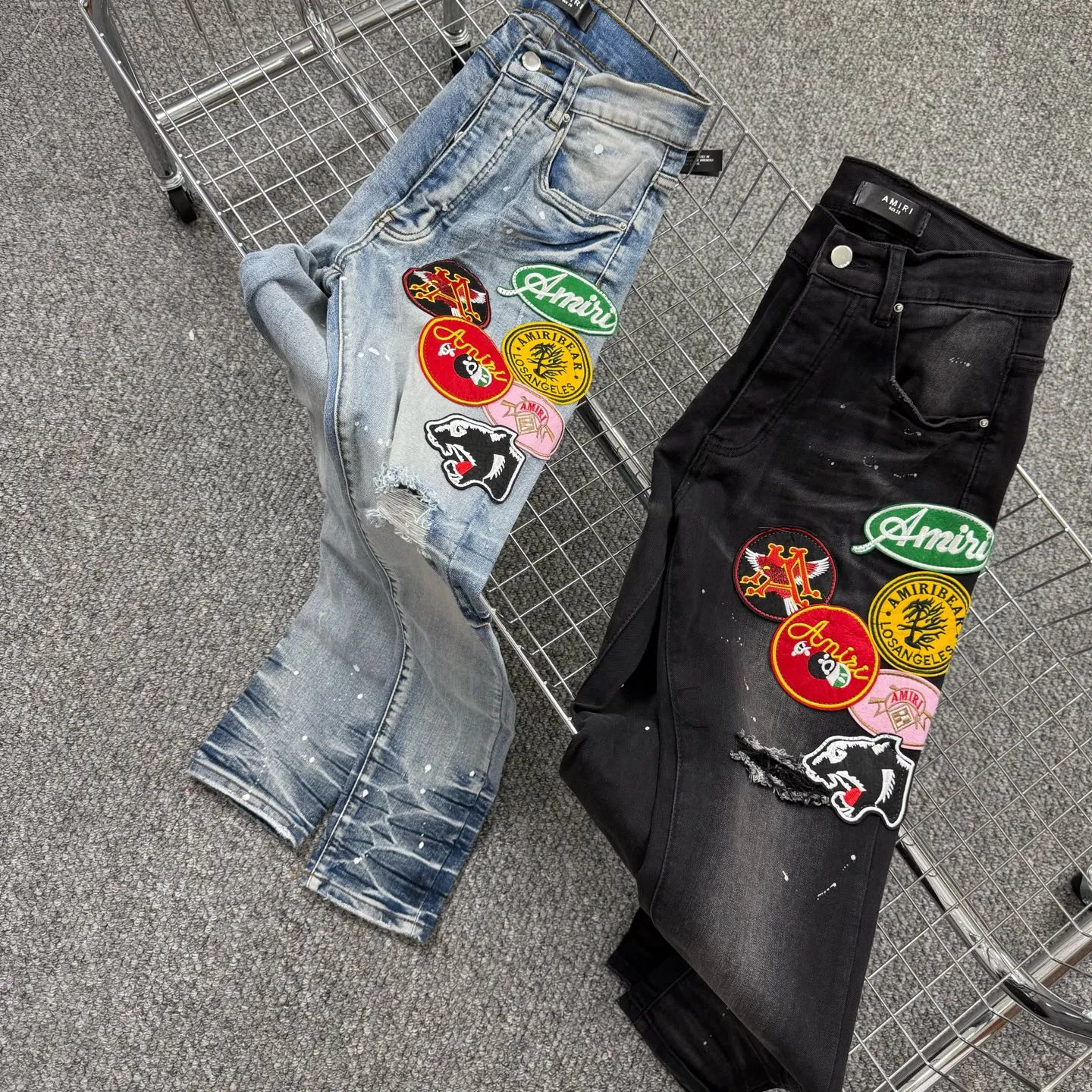 P240 Style No.: H871 AMIRI & AMIRI New jeans with embroidered logo, washed holes pattern, denim shorts, stretch denim trousers, same style for men and women. Accessories: complete accessories, all in original packaging, two hang tags to distinguish the low-end version. The hardware is standard to the authentic original version with logo aluminum alloy buckle, and every detail is consistent with any version on the market. Fabric: Genuine pattern-making and standard genuine custom-made imported fabrics use unique washing and dyeing methods, and are individually hand-finished - Hand-painted ripped micro-elastic jeans Color: black Size: 28 30 32 34 36