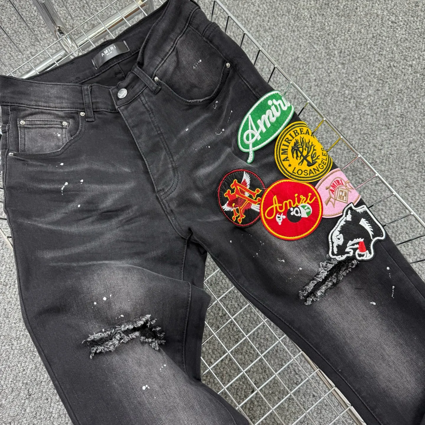 P240 Style No.: H871 AMIRI & AMIRI New jeans with embroidered logo, washed holes pattern, denim shorts, stretch denim trousers, same style for men and women. Accessories: complete accessories, all in original packaging, two hang tags to distinguish the low-end version. The hardware is standard to the authentic original version with logo aluminum alloy buckle, and every detail is consistent with any version on the market. Fabric: Genuine pattern-making and standard genuine custom-made imported fabrics use unique washing and dyeing methods, and are individually hand-finished - Hand-painted ripped micro-elastic jeans Color: black Size: 28 30 32 34 36
