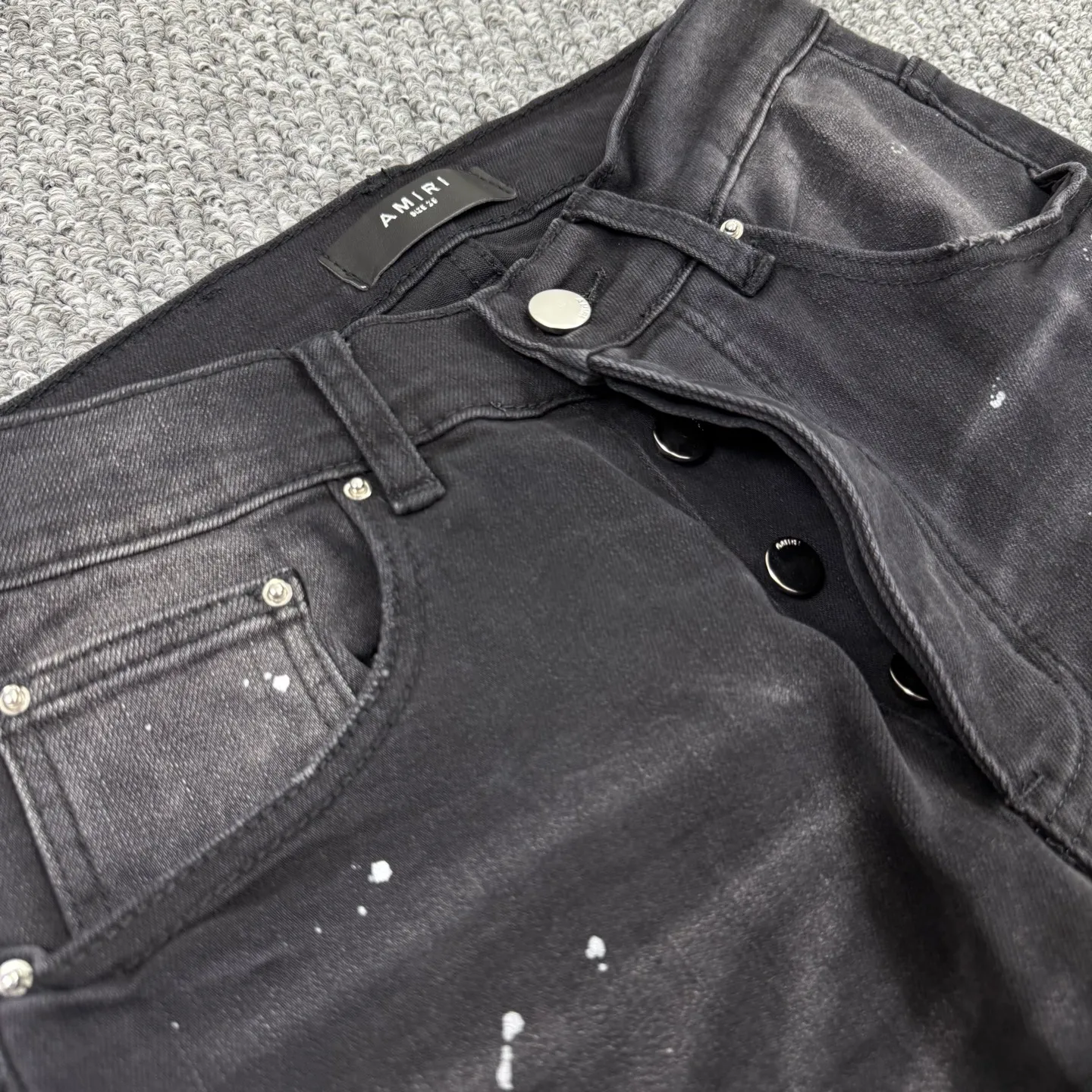 P240 Style No.: H871 AMIRI & AMIRI New jeans with embroidered logo, washed holes pattern, denim shorts, stretch denim trousers, same style for men and women. Accessories: complete accessories, all in original packaging, two hang tags to distinguish the low-end version. The hardware is standard to the authentic original version with logo aluminum alloy buckle, and every detail is consistent with any version on the market. Fabric: Genuine pattern-making and standard genuine custom-made imported fabrics use unique washing and dyeing methods, and are individually hand-finished - Hand-painted ripped micro-elastic jeans Color: black Size: 28 30 32 34 36