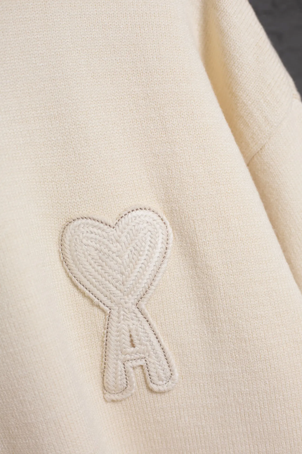 P170 AMI's new classic love chapter crew neck sweater, the highest version, supports comparison, color: apricot, size: S-XL