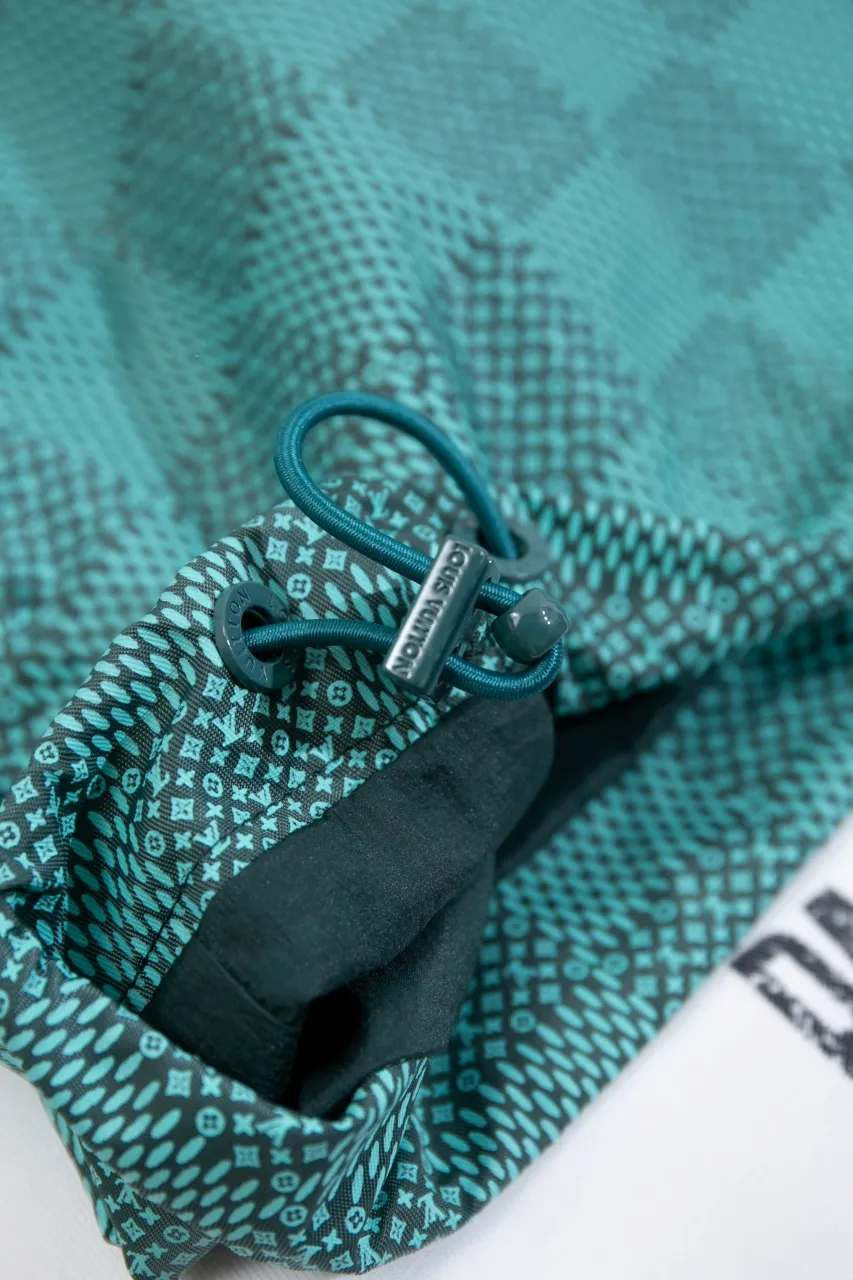 Size Chart LV Printed Nylon Hooded Windproof Jacket A harmonious blend of functional details and the season's nautical theme, this technical hooded windbreaker is elevated with an all-over Damier Monogram pattern, micro Monogram details and the Marque L.Vuitton Déposée logo. Fresh colors complete the casual design.  SMLXL