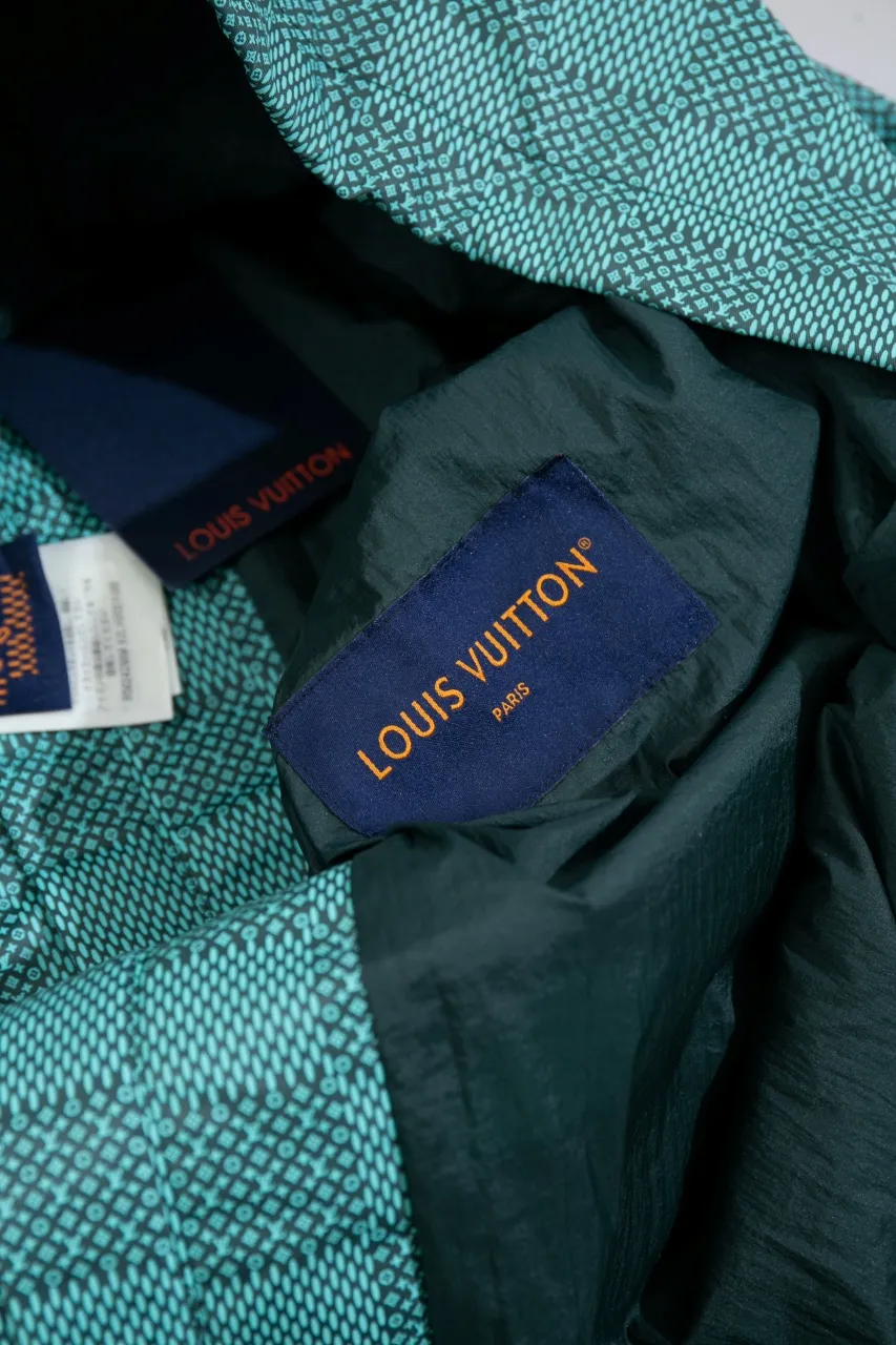 Size Chart LV Printed Nylon Hooded Windproof Jacket A harmonious blend of functional details and the season's nautical theme, this technical hooded windbreaker is elevated with an all-over Damier Monogram pattern, micro Monogram details and the Marque L.Vuitton Déposée logo. Fresh colors complete the casual design.  SMLXL