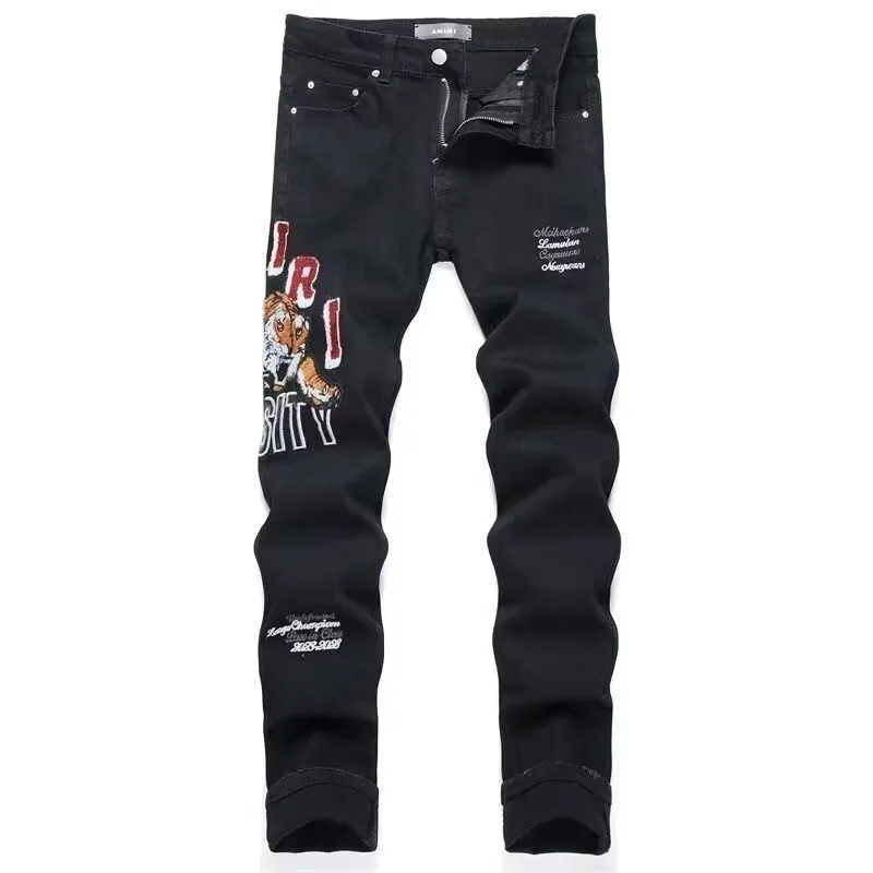 #M20 P168💰 Amiri’s classic embroidered patched leather ripped letter jeans. Slim fit jeans. Produced by a well-washed factory. Full of high-end. Knee-part destroyed design with patchwork design. Already used as facade design. Leather waist nameplate. The focus of this style is not on washing, but on the destroyed shape and version. The secret lies in the craftsmanship of the master. The cost of post-processing, grinding, cutting, etc. is far beyond the cost of assembly line products. Color: Picture color Size: 30-32-34-36