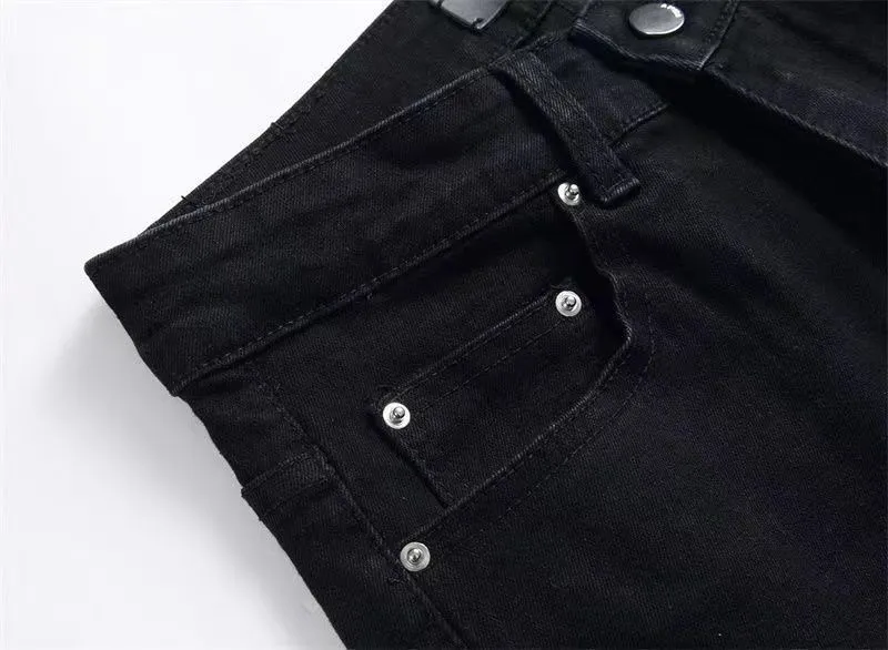 #M20 P168💰 Amiri’s classic embroidered patched leather ripped letter jeans. Slim fit jeans. Produced by a well-washed factory. Full of high-end. Knee-part destroyed design with patchwork design. Already used as facade design. Leather waist nameplate. The focus of this style is not on washing, but on the destroyed shape and version. The secret lies in the craftsmanship of the master. The cost of post-processing, grinding, cutting, etc. is far beyond the cost of assembly line products. Color: Picture color Size: 30-32-34-36