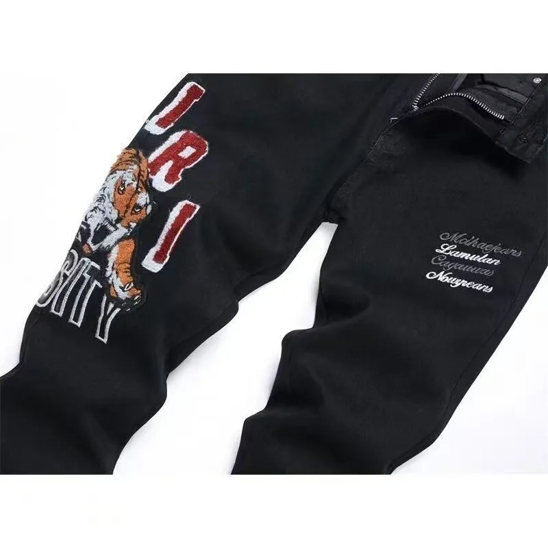 #M20 P168💰 Amiri’s classic embroidered patched leather ripped letter jeans. Slim fit jeans. Produced by a well-washed factory. Full of high-end. Knee-part destroyed design with patchwork design. Already used as facade design. Leather waist nameplate. The focus of this style is not on washing, but on the destroyed shape and version. The secret lies in the craftsmanship of the master. The cost of post-processing, grinding, cutting, etc. is far beyond the cost of assembly line products. Color: Picture color Size: 30-32-34-36